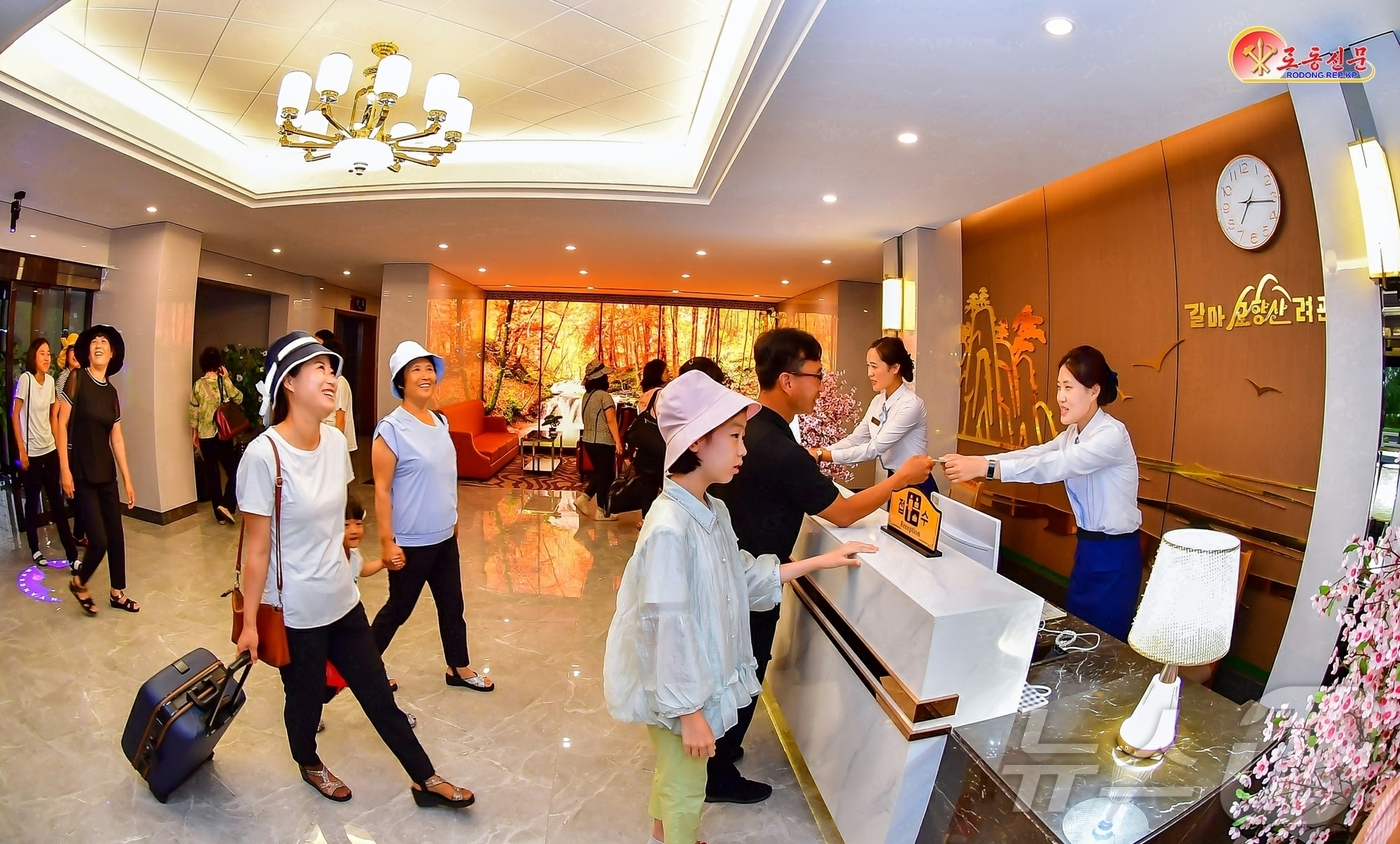 (평양 노동신문=뉴스1) = 북한 노동당 기관지 노동신문은 10일 "황홀경의 명사십리, 행복의 인파십리"라며 원산갈마해안관광지구를 홍보했다.  [국내에서만 사용가능. 재배포 금지. …