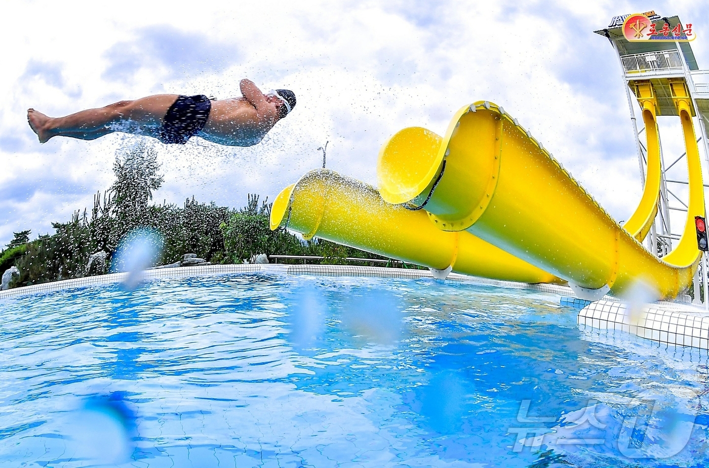 (평양 노동신문=뉴스1) = 북한 노동당 기관지 노동신문은 10일 "황홀경의 명사십리, 행복의 인파십리"라며 원산갈마해안관광지구를 홍보했다.  [국내에서만 사용가능. 재배포 금지. …