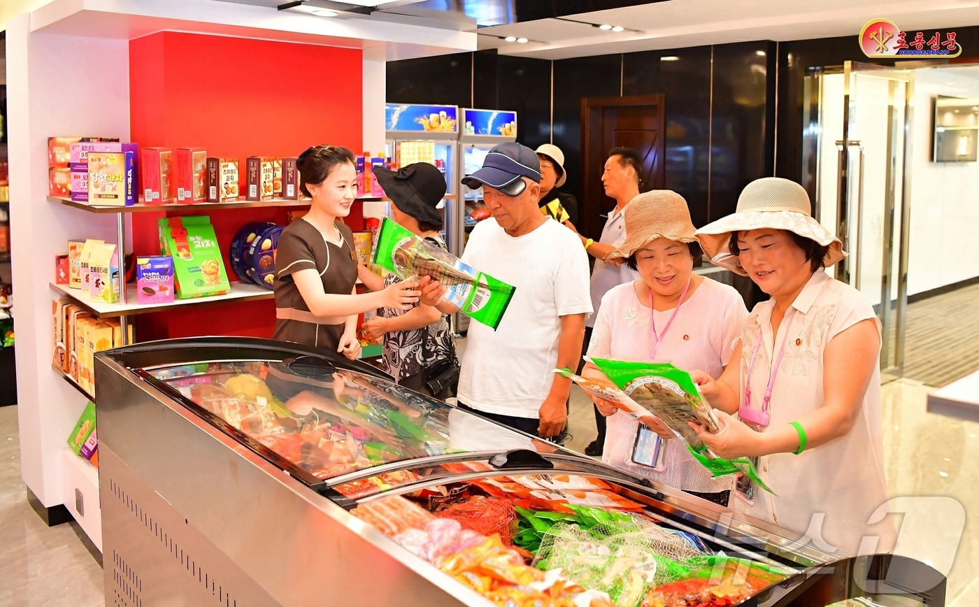 (평양 노동신문=뉴스1) = 북한 노동당 기관지 노동신문은 10일 "황홀경의 명사십리, 행복의 인파십리"라며 원산갈마해안관광지구를 홍보했다.  [국내에서만 사용가능. 재배포 금지. …