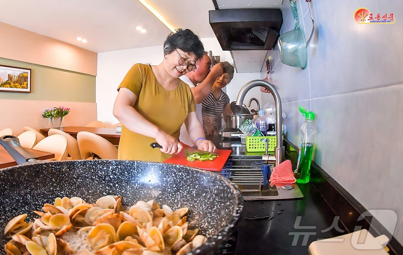 (평양 노동신문=뉴스1) = 북한 노동당 기관지 노동신문은 10일 "황홀경의 명사십리, 행복의 인파십리"라며 원산갈마해안관광지구를 홍보했다.  [국내에서만 사용가능. 재배포 금지. …