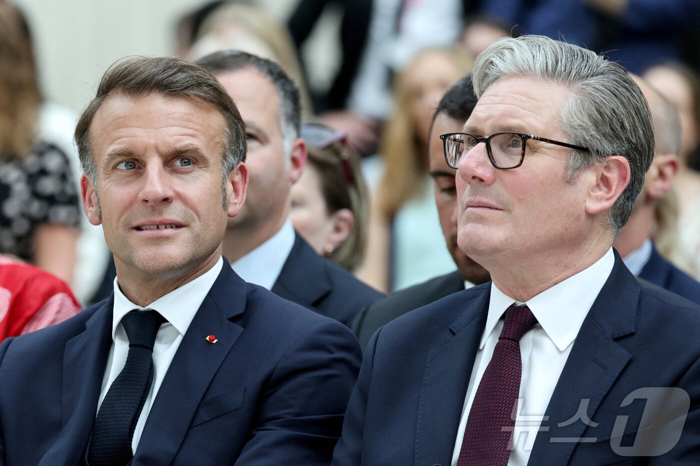 본문 이미지 - 에마뉘엘 마크롱 프랑스 대통령과 키어 스타머 영국 총리가 지난해 런던 대영박물관에서 열린 행사에 참석하고 있다. 2025.7.10 ⓒ 로이터=뉴스1