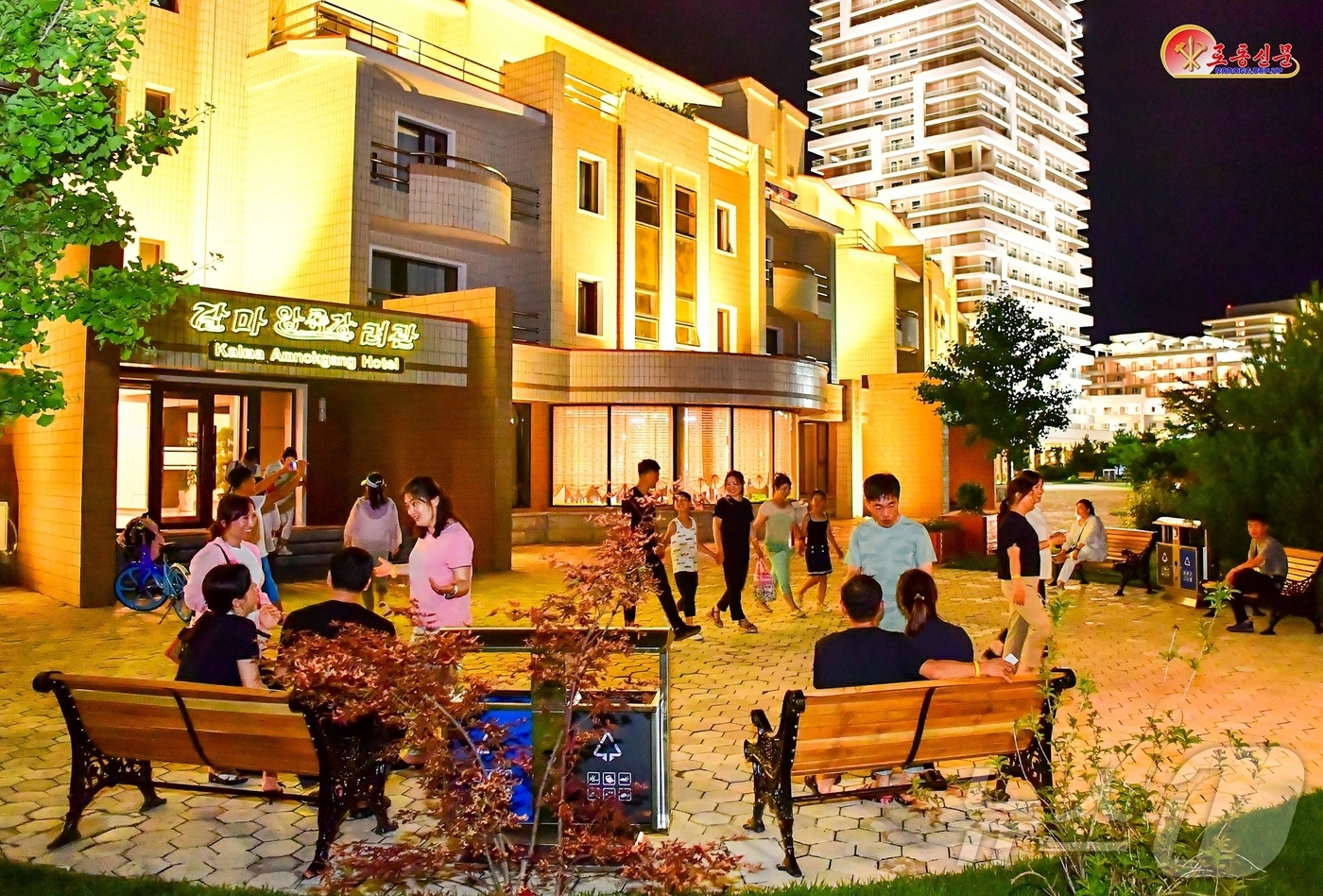 (평양 노동신문=뉴스1) = 북한 노동당 기관지 노동신문은 10일 "황홀경의 명사십리, 행복의 인파십리"라며 원산갈마해안관광지구를 홍보했다.  [국내에서만 사용가능. 재배포 금지. …