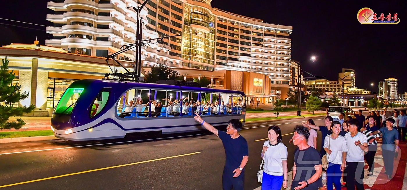 (평양 노동신문=뉴스1) = 북한 노동당 기관지 노동신문은 10일 "황홀경의 명사십리, 행복의 인파십리"라며 원산갈마해안관광지구를 홍보했다.  [국내에서만 사용가능. 재배포 금지. …