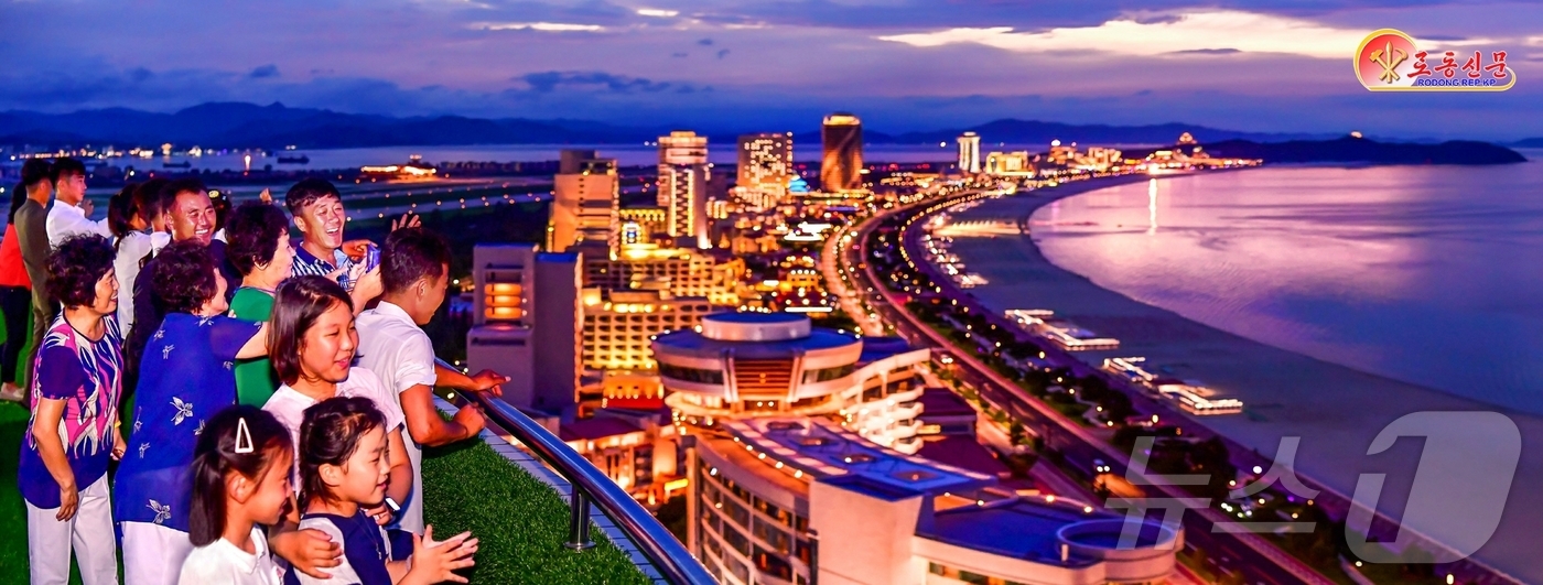 (평양 노동신문=뉴스1) = 북한 노동당 기관지 노동신문은 10일 "황홀경의 명사십리, 행복의 인파십리"라며 원산갈마해안관광지구를 홍보했다.  [국내에서만 사용가능. 재배포 금지. …