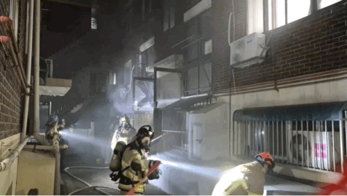 본문 이미지 - 10일 인천소방본부에 따르면 이날 오전 3시 18분쯤 인천시 남동구 구월동 빌라에서 화재가 발생했다.(인천소방본부 제공. 재배포 및 DB금지)2025.7.10/뉴스1