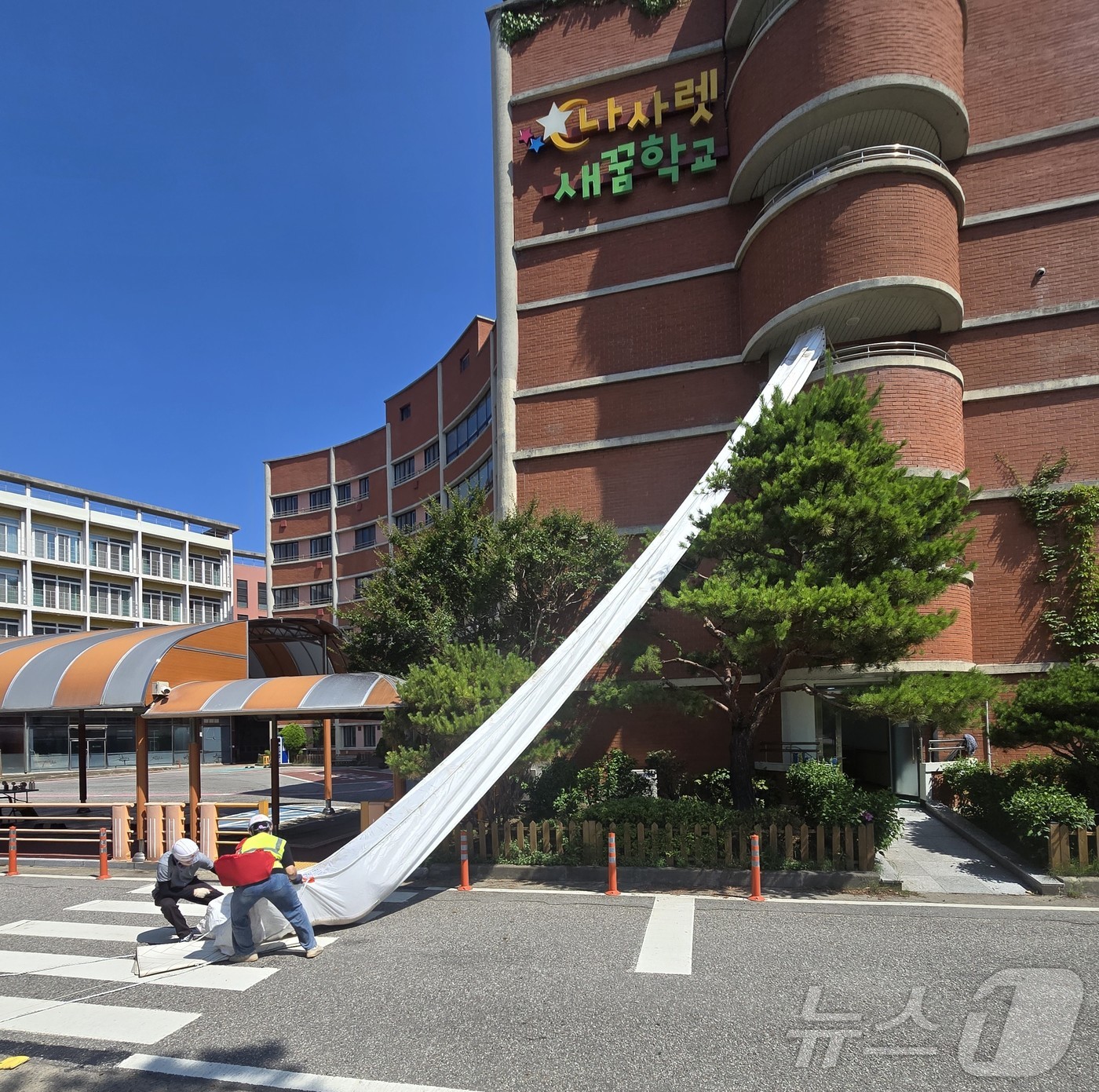 (천안=뉴스1) 이동원 기자 = 충남교육청은 지난 9일 천안 나사렛새꿈학교에서 학생 주도 재난안전훈련을 했다.‘학생(어린이) 주도 재난안전훈련’은 어린 시절부터 재난 대비의 중요성 …