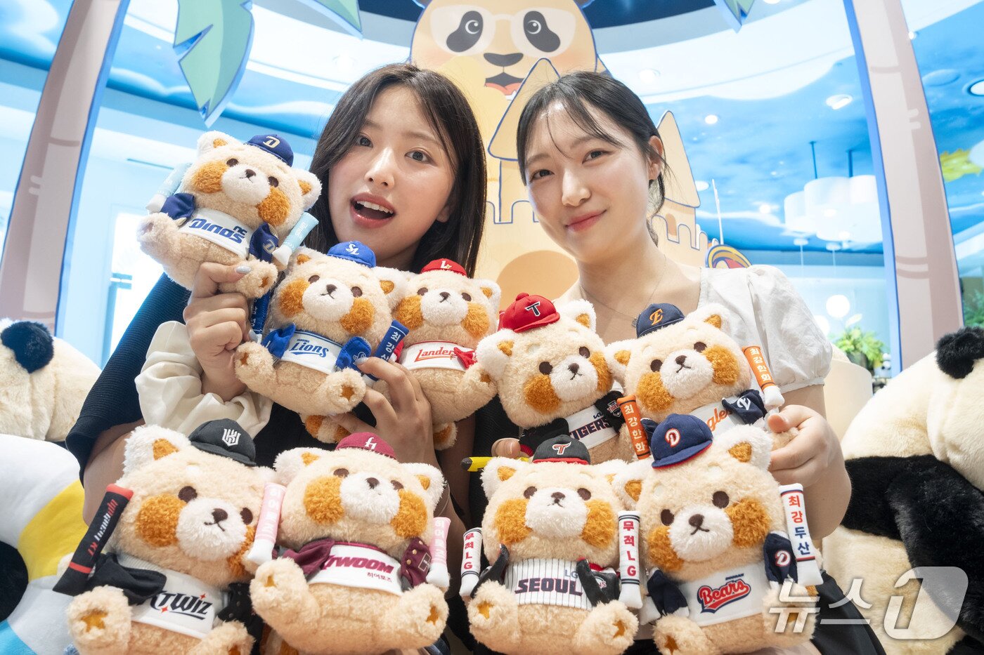 본문 이미지 -  승리요정으로 변신한 &#39;레시&#39; 인형&#40;에버랜드 제공&#41;