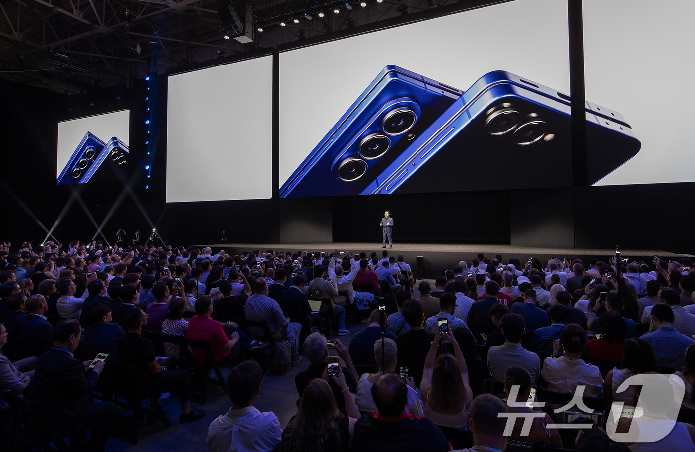 (서울=뉴스1) = 삼성전자가 9일(현지시간) 미국 뉴욕 브루클린 듀갈 그린하우스에서 열린 '갤럭시 언팩 2025' 행사에서 초슬림 대화면 폴더블폰 '갤럭시 Z 폴드7'을 공개했다 …