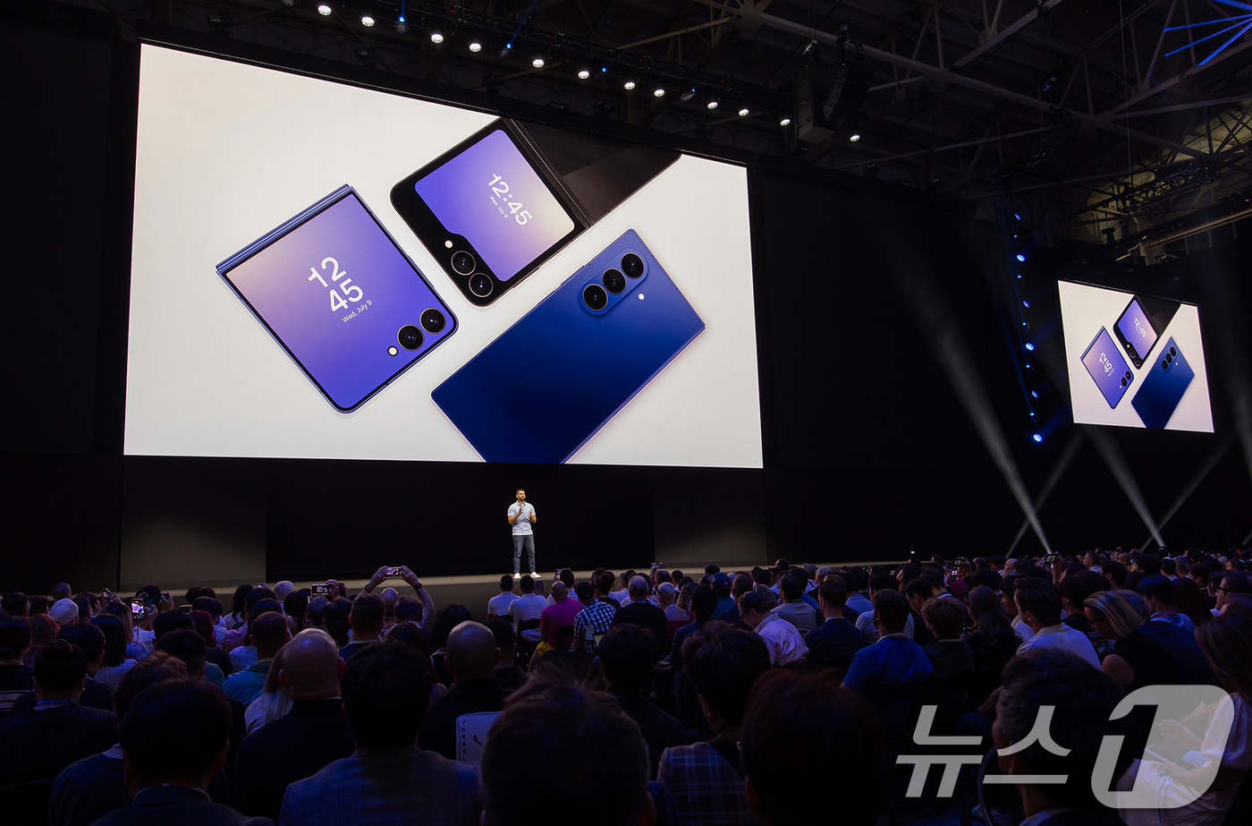 (서울=뉴스1) = 삼성전자가 9일(현지시간) 미국 뉴욕 브루클린 듀갈 그린하우스에서 열린 '갤럭시 언팩 2025' 행사에서 초슬림 대화면 폴더블폰 '갤럭시 Z 폴드7'을 공개했다 …