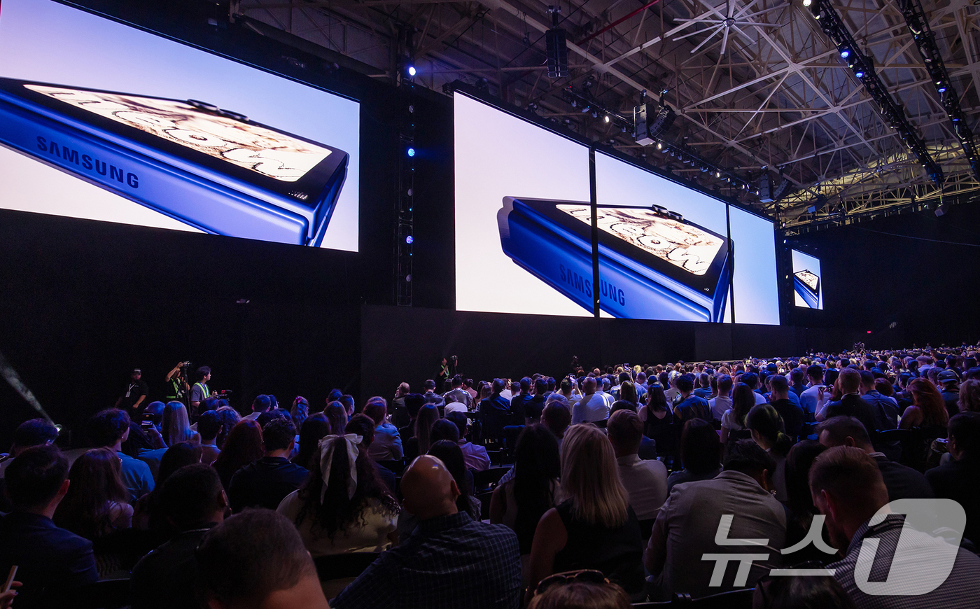 (서울=뉴스1) = 삼성전자가 9일(현지시간) 미국 뉴욕 브루클린 듀갈 그린하우스에서 열린 '갤럭시 언팩 2025' 행사에서 초슬림 대화면 폴더블폰 '갤럭시 Z 폴드7'을 공개했다 …