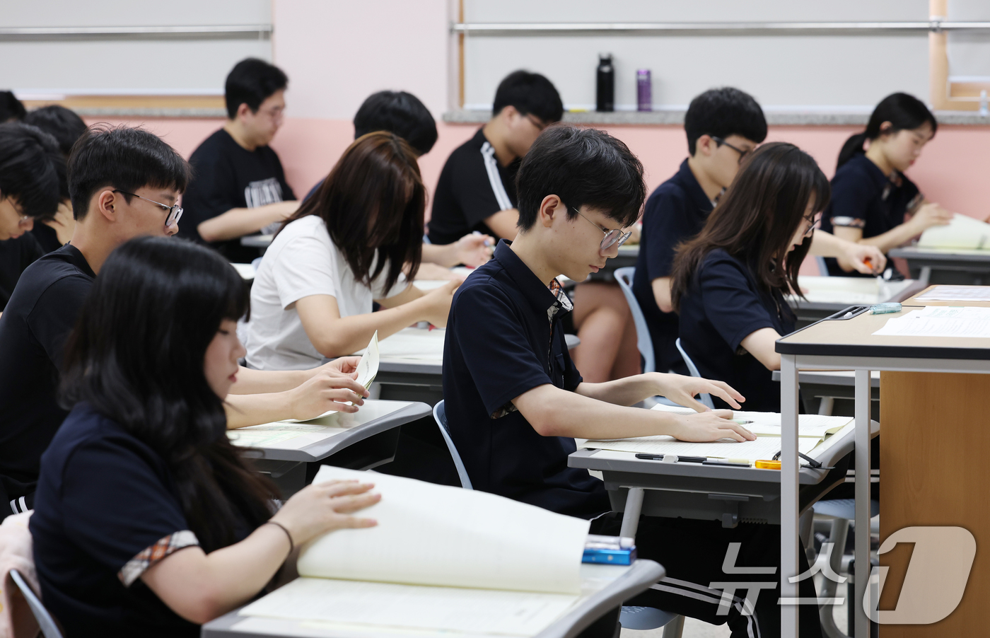 (화성=뉴스1) 김영운 기자 = 10일 오전 경기 화성시 동탄고등학교에서 3학년 학생들이 2025년 7월 전국연합학력평가를 치르고 있다. 2025.7.10/뉴스1