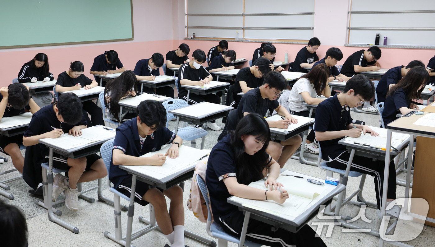 (화성=뉴스1) 김영운 기자 = 10일 오전 경기 화성시 동탄고등학교에서 3학년 학생들이 2025년 7월 전국연합학력평가를 치르고 있다. 2025.7.10/뉴스1