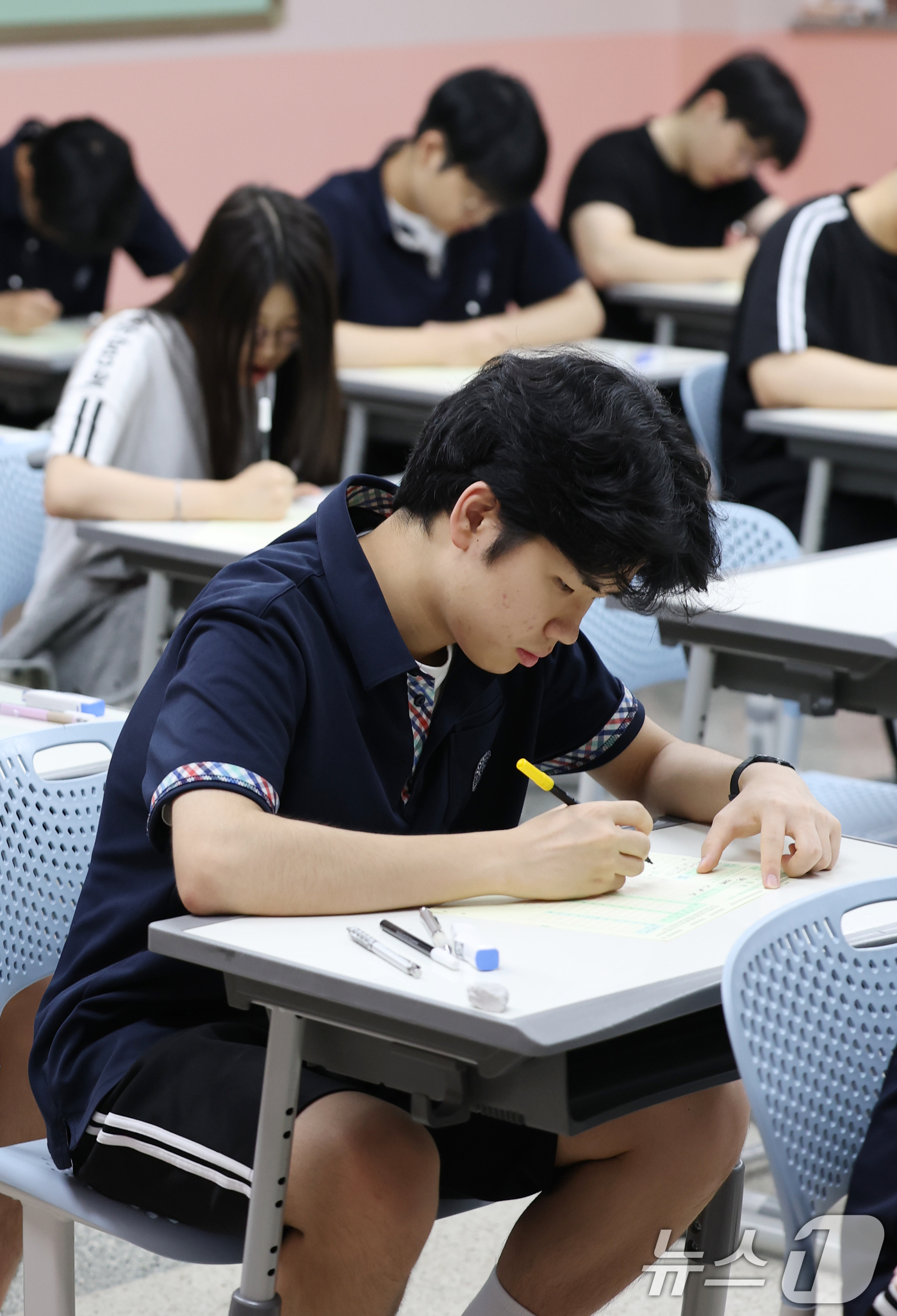 (화성=뉴스1) 김영운 기자 = 10일 오전 경기 화성시 동탄고등학교에서 3학년 학생들이 2025년 7월 전국연합학력평가를 치르고 있다. 2025.7.10/뉴스1