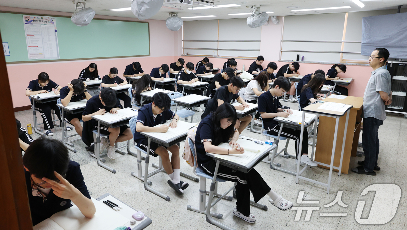 (화성=뉴스1) 김영운 기자 = 10일 오전 경기 화성시 동탄고등학교에서 3학년 학생들이 2025년 7월 전국연합학력평가를 치르고 있다. 2025.7.10/뉴스1