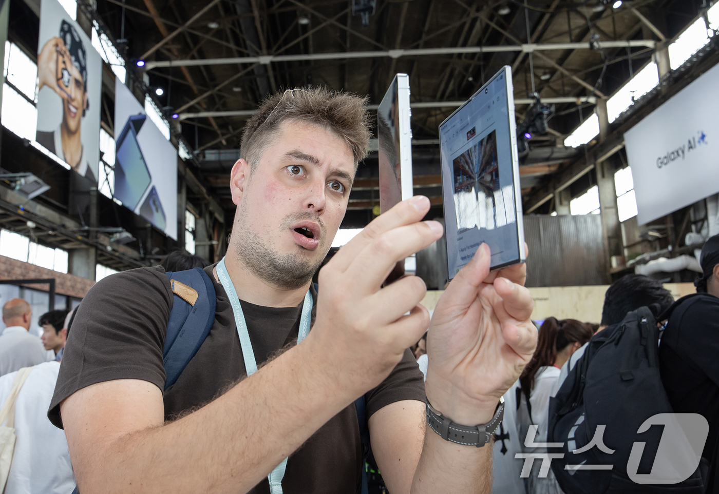 (서울=뉴스1) = 삼성전자가 9일(현지시간) 미국 뉴욕 브루클린 듀갈 그린하우스에서 열린 '갤럭시 언팩 2025' 행사에서 초슬림 대화면 폴더블폰 '갤럭시 Z 폴드7'을 공개했다 …