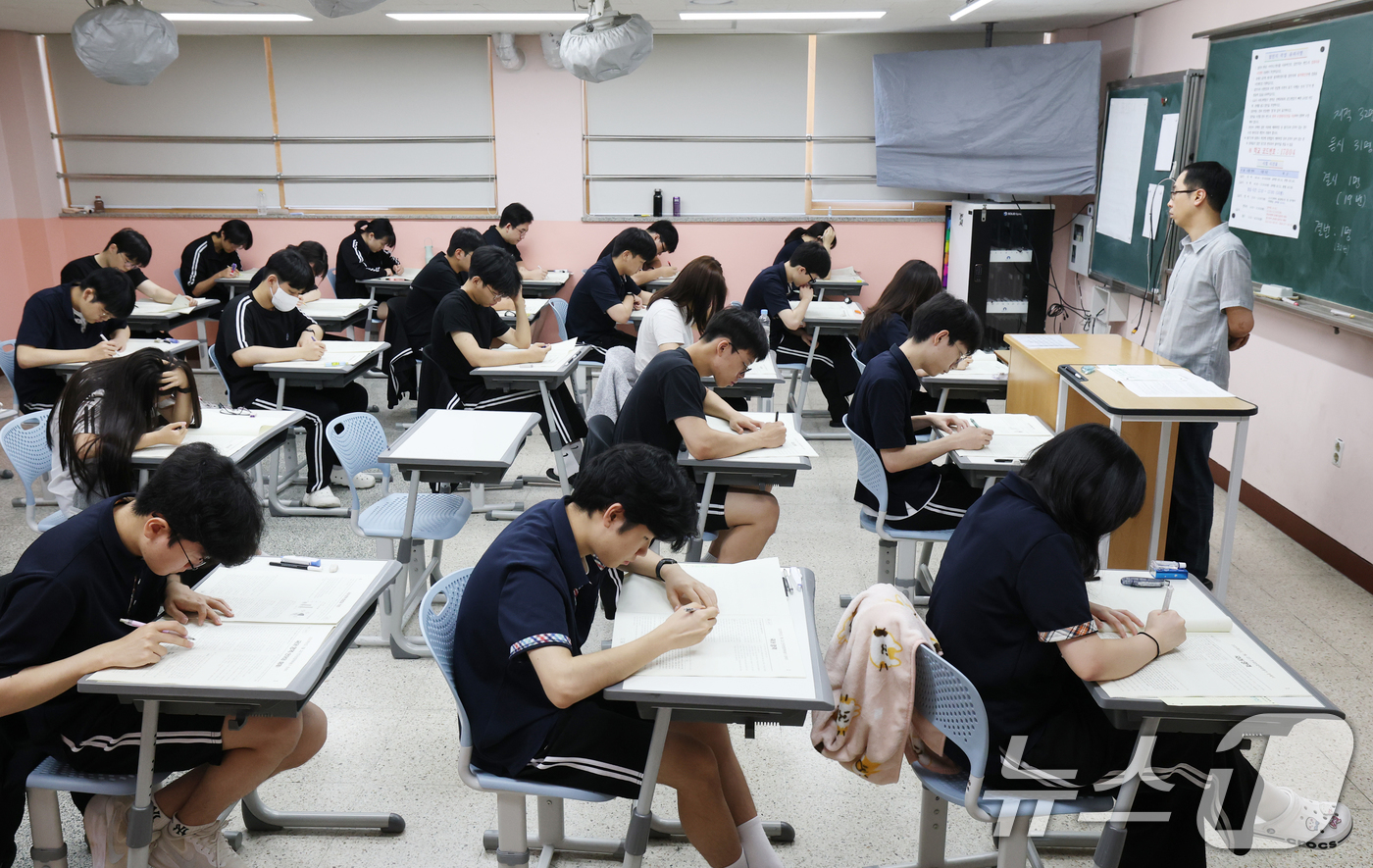 (화성=뉴스1) 김영운 기자 = 10일 오전 경기 화성시 동탄고등학교에서 3학년 학생들이 2025년 7월 전국연합학력평가를 치르고 있다. 2025.7.10/뉴스1