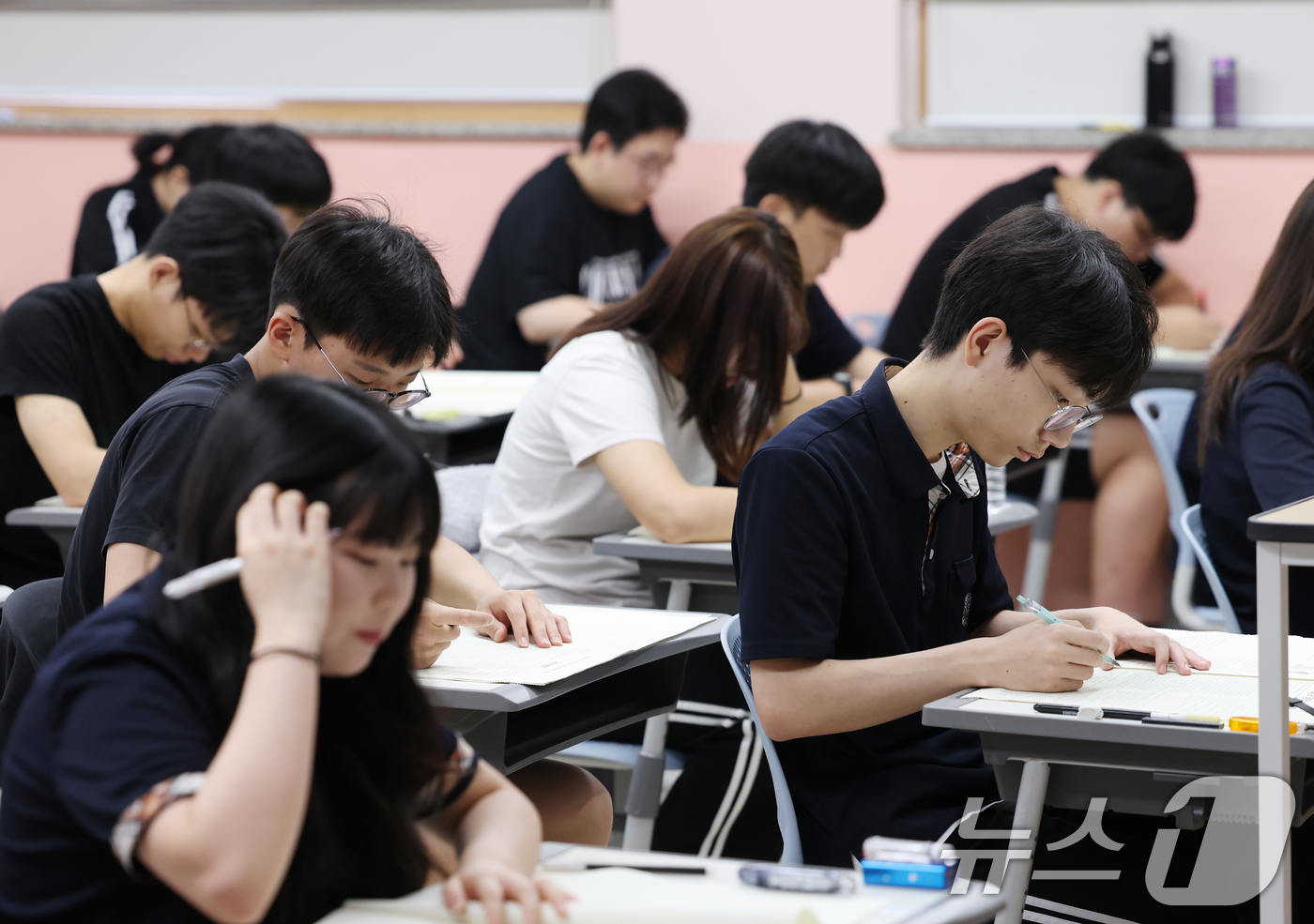 (화성=뉴스1) 김영운 기자 = 10일 오전 경기 화성시 동탄고등학교에서 3학년 학생들이 2025년 7월 전국연합학력평가를 치르고 있다. 2025.7.10/뉴스1