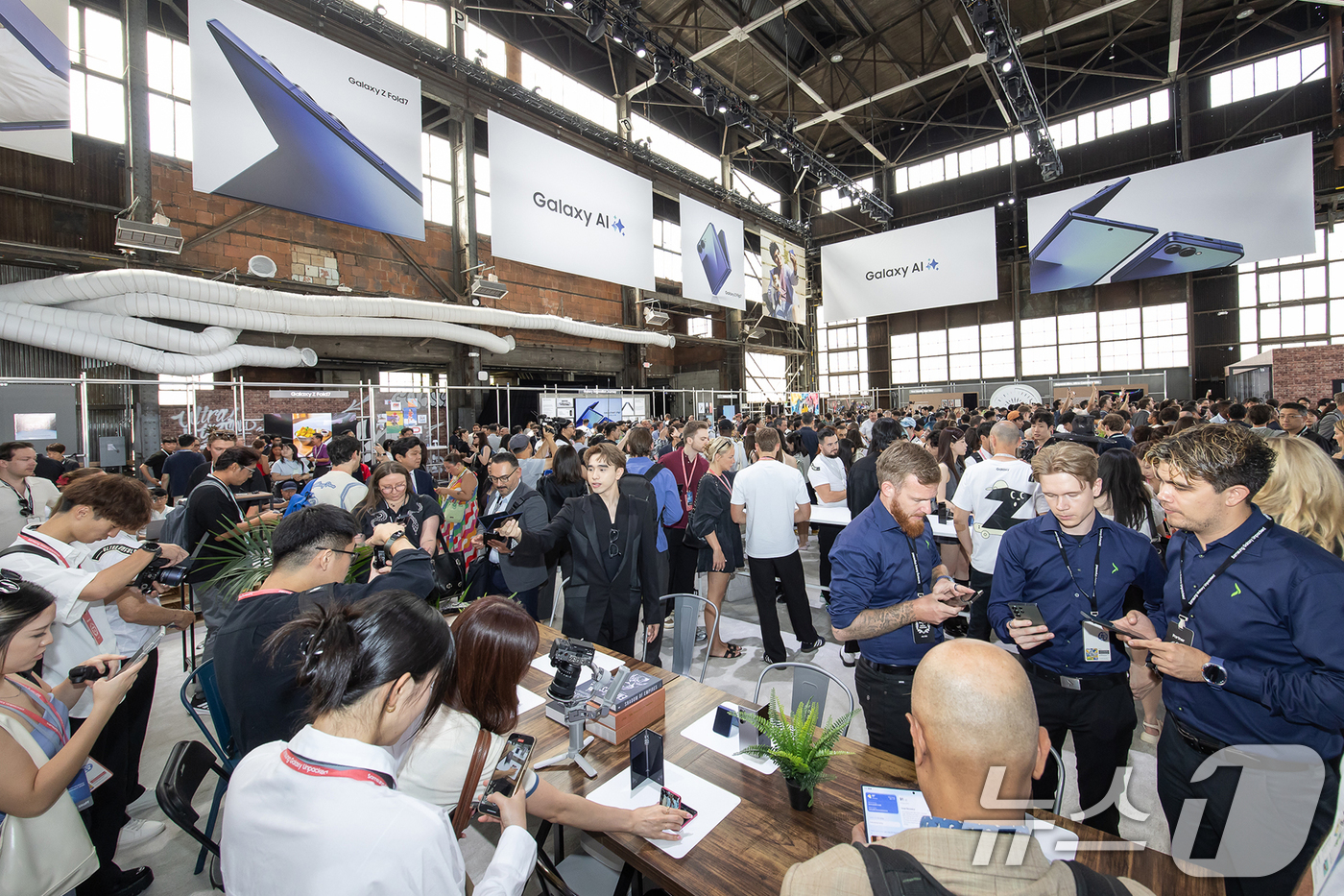 (서울=뉴스1) = 삼성전자가 9일(현지시간) 미국 뉴욕 브루클린 듀갈 그린하우스에서 열린 '갤럭시 언팩 2025' 행사에서 초슬림 대화면 폴더블폰 '갤럭시 Z 폴드7'을 공개했다 …