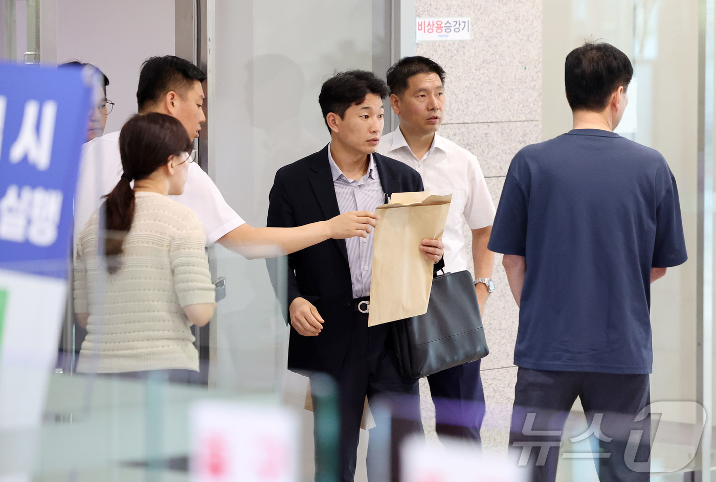 (서울=뉴스1) 황기선 기자 = 해병대원 순직사건 관련 의혹을 수사하는 이명현 특별검사팀이 10일 오전 서울 용산구 국방부에서 압수수색을 위해 들어서고 있다.  2025.7.10/ …