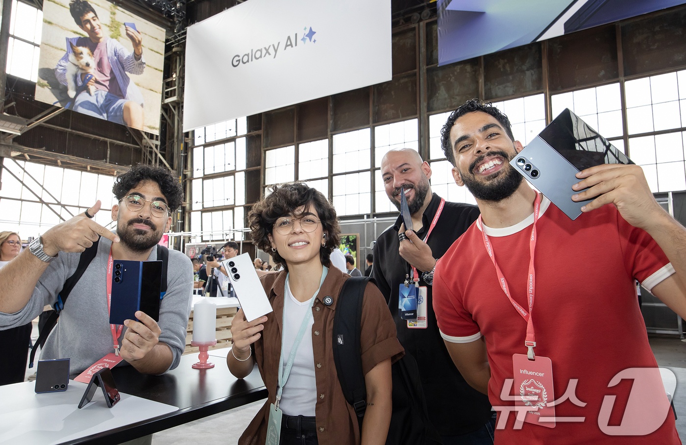 (서울=뉴스1) = 삼성전자가 9일(현지시간) 미국 뉴욕 브루클린 듀갈 그린하우스에서 열린 '갤럭시 언팩 2025' 행사에서 초슬림 대화면 폴더블폰 '갤럭시 Z 폴드7'을 공개했다 …