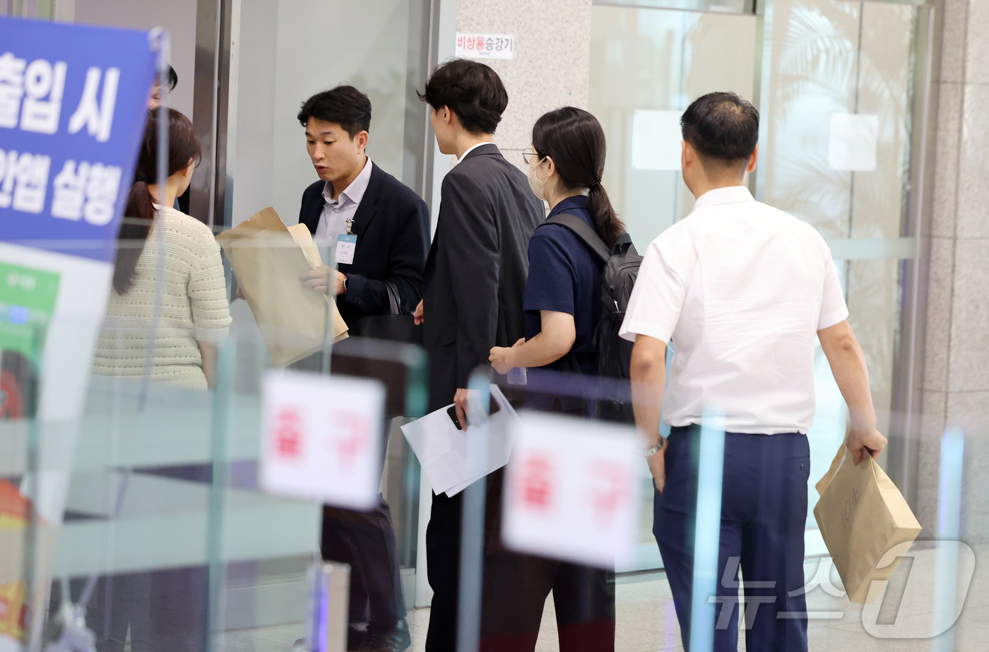 (서울=뉴스1) 황기선 기자 = 해병대원 순직사건 관련 의혹을 수사하는 이명현 특별검사팀이 10일 오전 서울 용산구 국방부에서 압수수색을 위해 들어서고 있다. 2025.7.10/뉴 …