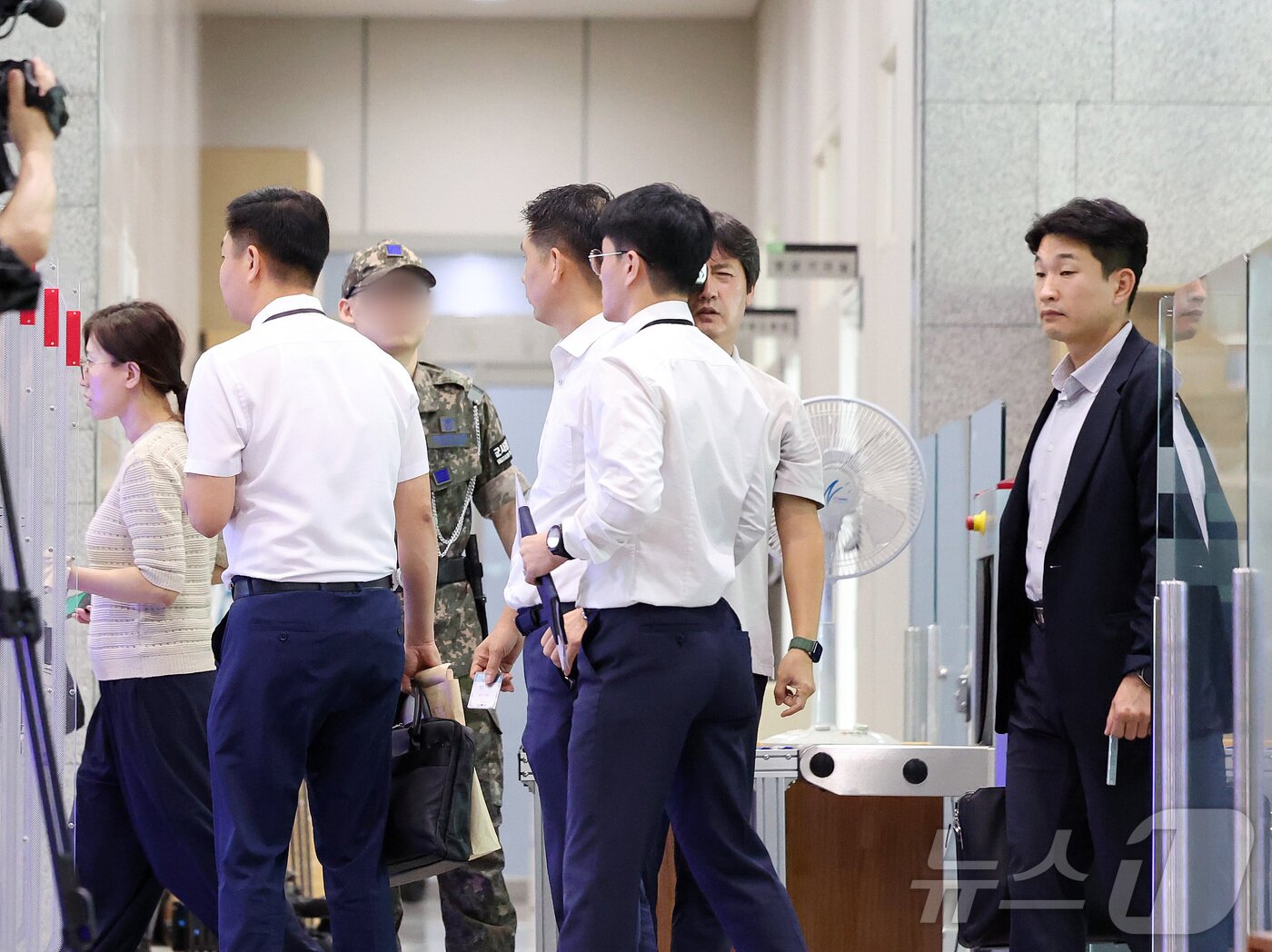 본문 이미지 - 해병대원 순직사건 관련 의혹을 수사하는 이명현 특별검사팀이 10일 오전 서울 용산구 국방부에서 압수수색을 위해 들어서고 있다. 2025.7.10/뉴스1 ⓒ News1 황기선 기자