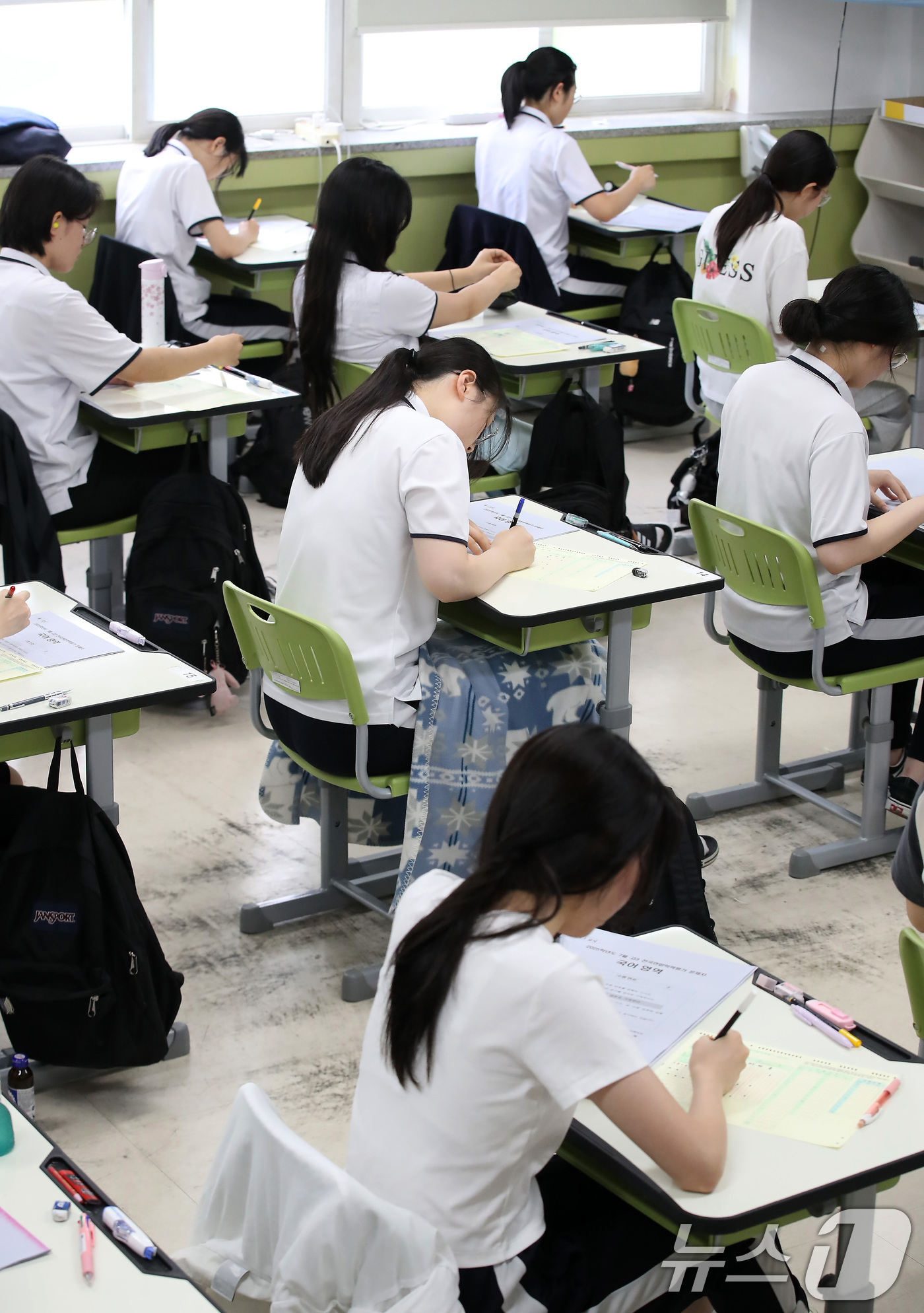(대구=뉴스1) 공정식 기자 = 2025학년도 7월 고3 전국연합학력평가가 치러진 10일 오전 대구 수성구 대구여자고등학교에서 고3 학생들이 1교시 국어 영역 시험을 시작하고 있다 …