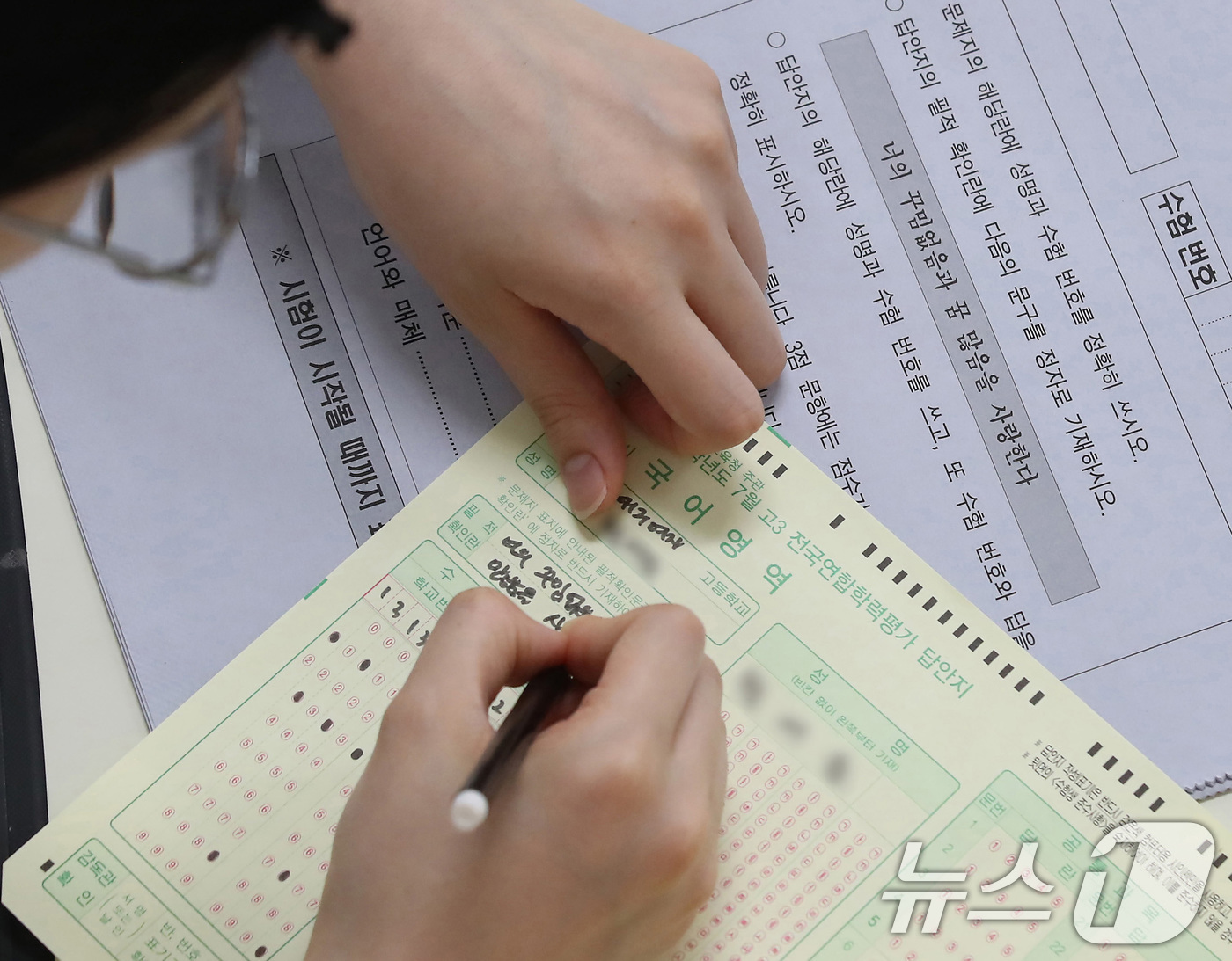 (대구=뉴스1) 공정식 기자 = 2025학년도 7월 고3 전국연합학력평가가 치러진 10일 오전 대구 수성구 대구여자고등학교에서 고3 학생들이 1교시 국어 영역 시험을 앞두고 수험생 …