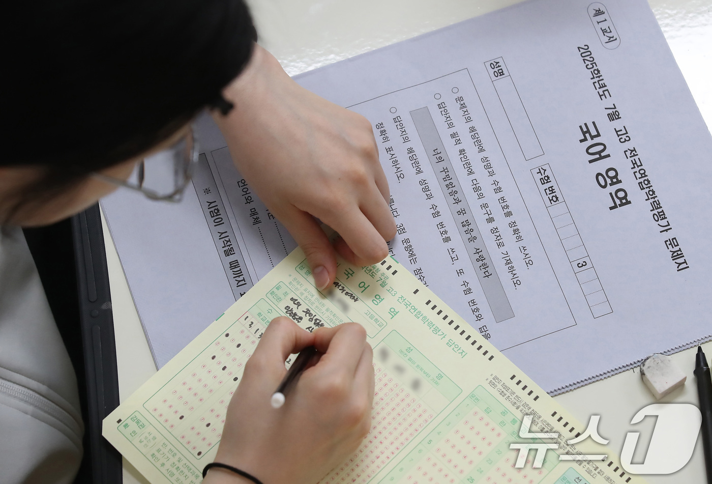(대구=뉴스1) 공정식 기자 = 2025학년도 7월 고3 전국연합학력평가가 치러진 10일 오전 대구 수성구 대구여자고등학교에서 고3 학생들이 1교시 국어 영역 시험을 앞두고 수험생 …