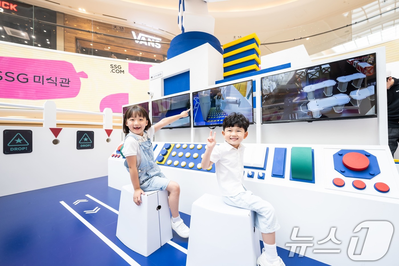 (서울=뉴스1) = 스타필드 고양은 '무림'과 함께 오는 27일까지 '페이퍼 어드벤처 2025: 무림 페이퍼 유니버스'를 운영한다고 10일 밝혔다.어린이 모델들이 '페이퍼 어드벤처 …