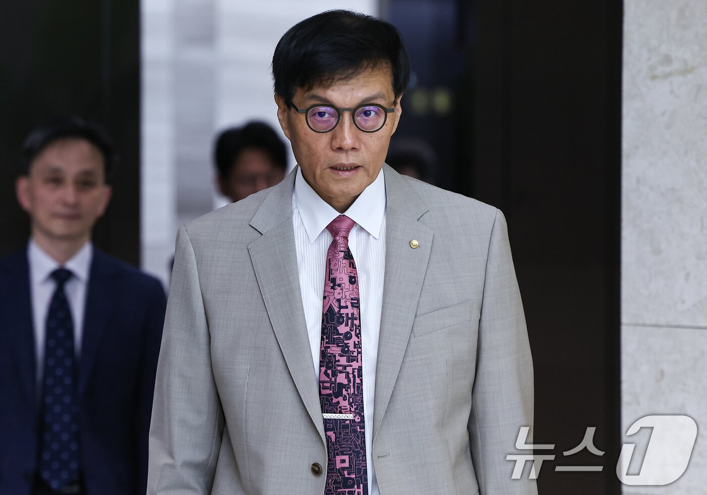 본문 이미지 - 이창용 한국은행 총재가 10일 서울 중구 한국은행에서 열린 금융통화위원회에 참석하고 있다. 2025.7.10/뉴스1 ⓒ News1 김도우 기자