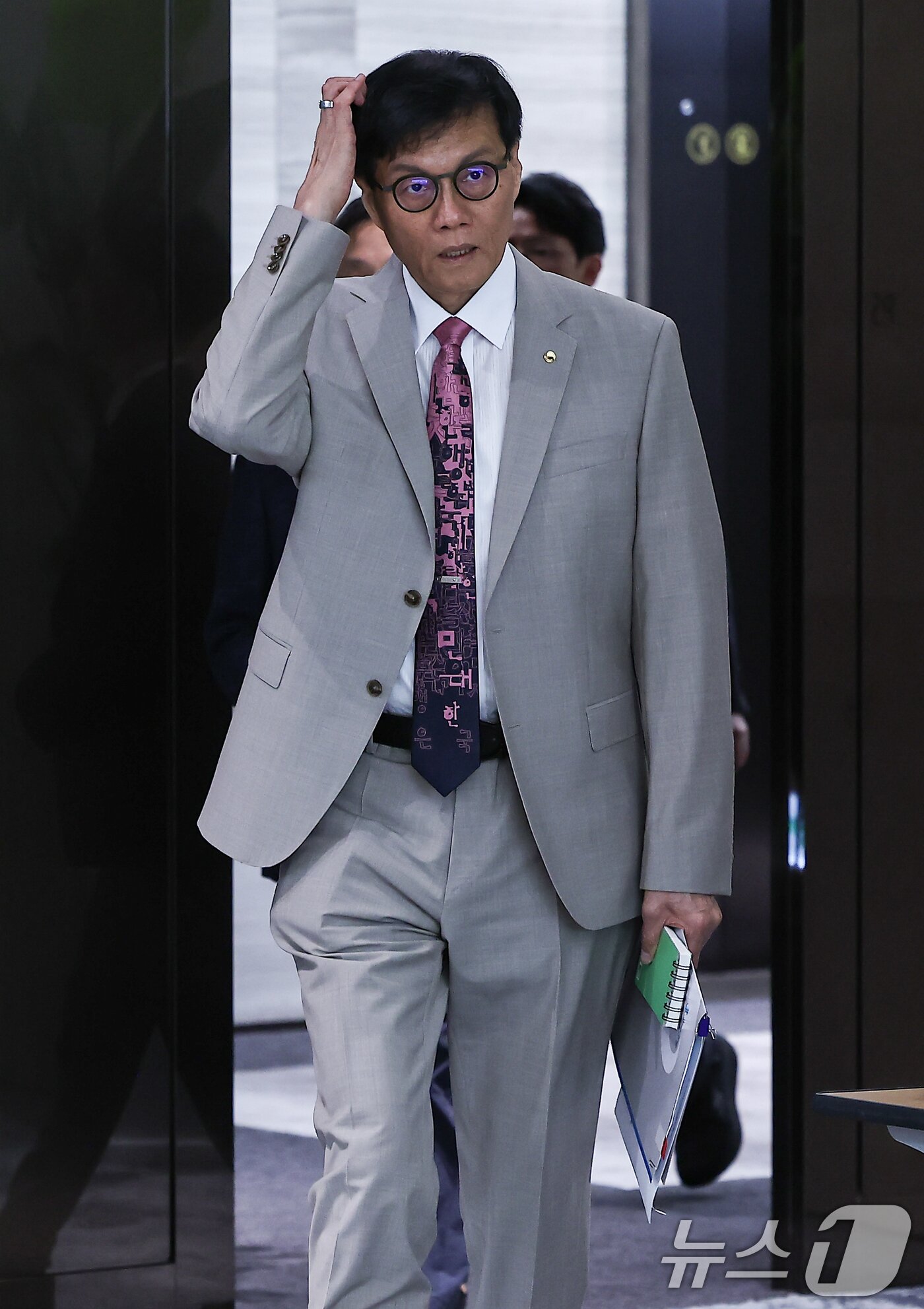 본문 이미지 - 이창용 한국은행 총재가 10일 서울 중구 한국은행에서 열린 금융통화위원회에 참석하고 있다. 2025.7.10/뉴스1 ⓒ News1 김도우 기자