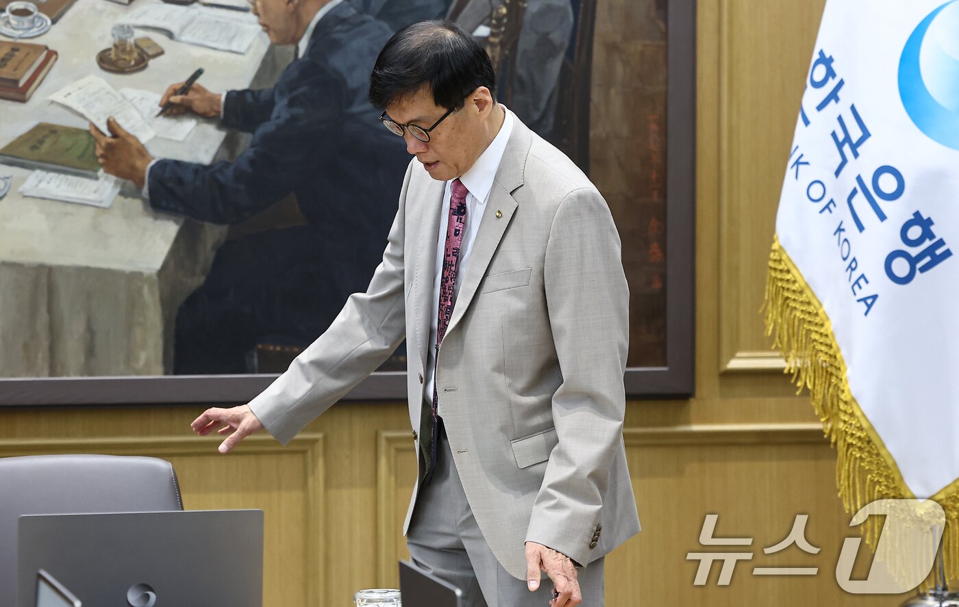본문 이미지 - 이창용 한국은행 총재가 10일 서울 중구 한국은행에서 열린 금융통화위원회에 참석하고 있다. 2025.7.10/뉴스1 ⓒ News1 김도우 기자