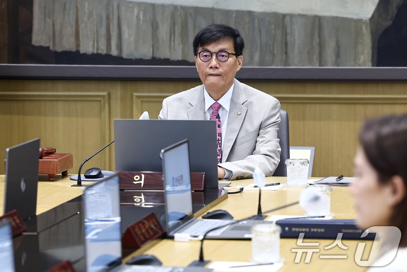 본문 이미지 - 이창용 한국은행 총재가 10일 서울 중구 한국은행 본관에서 열린 금융통화위원회를 주재하고 있다. 2025.07.10/사진공동취재단 2025.7.10/뉴스1 ⓒ News1 김도우 기자
