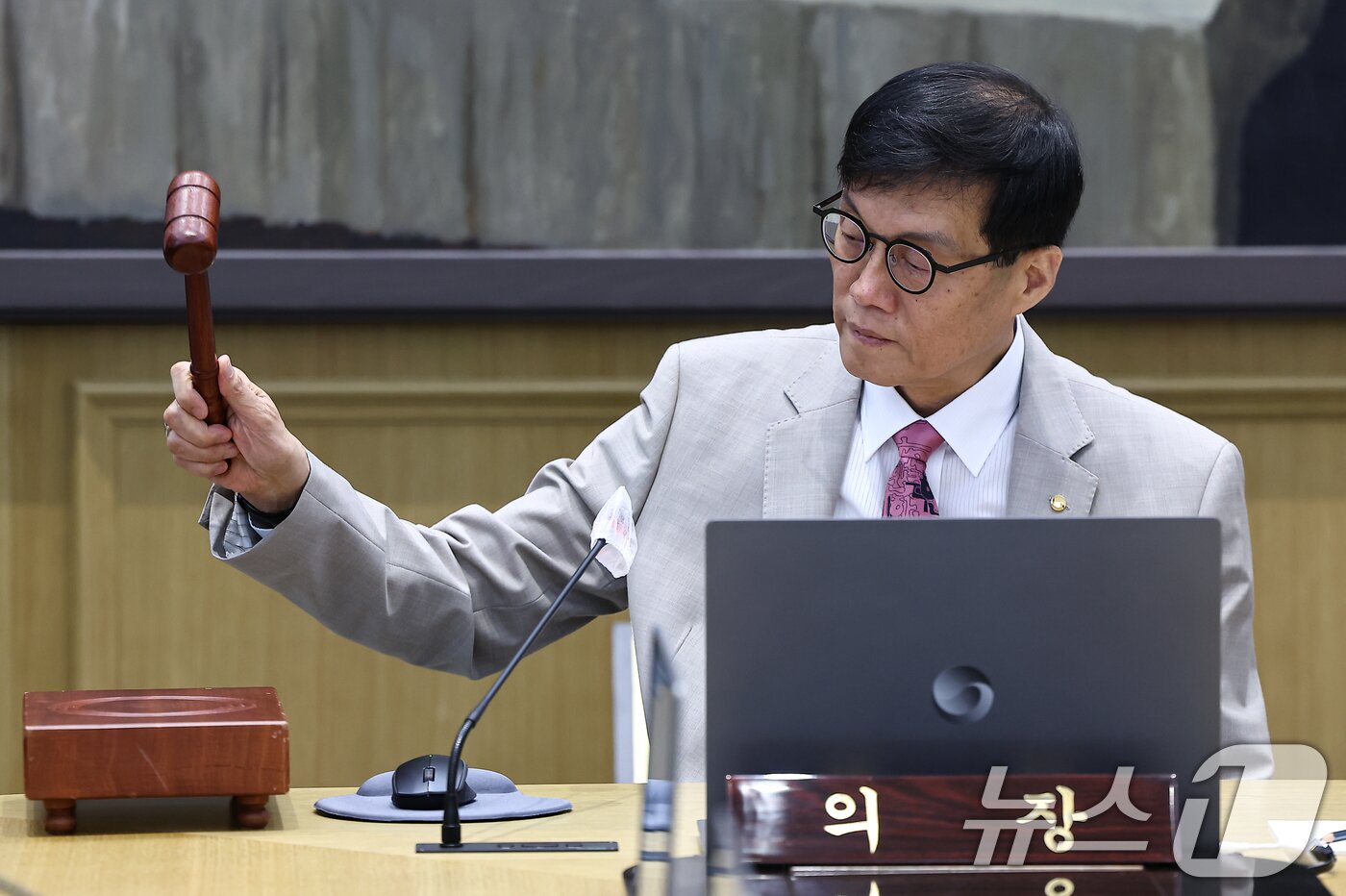 본문 이미지 - 이창용 한국은행 총재가 10일 서울 중구 한국은행 본관에서 열린 금융통화위원회에서 의사봉을 두드리며 개회 선언을 하고 있다. 2025.7.10/뉴스1 ⓒ News1 김도우 기자