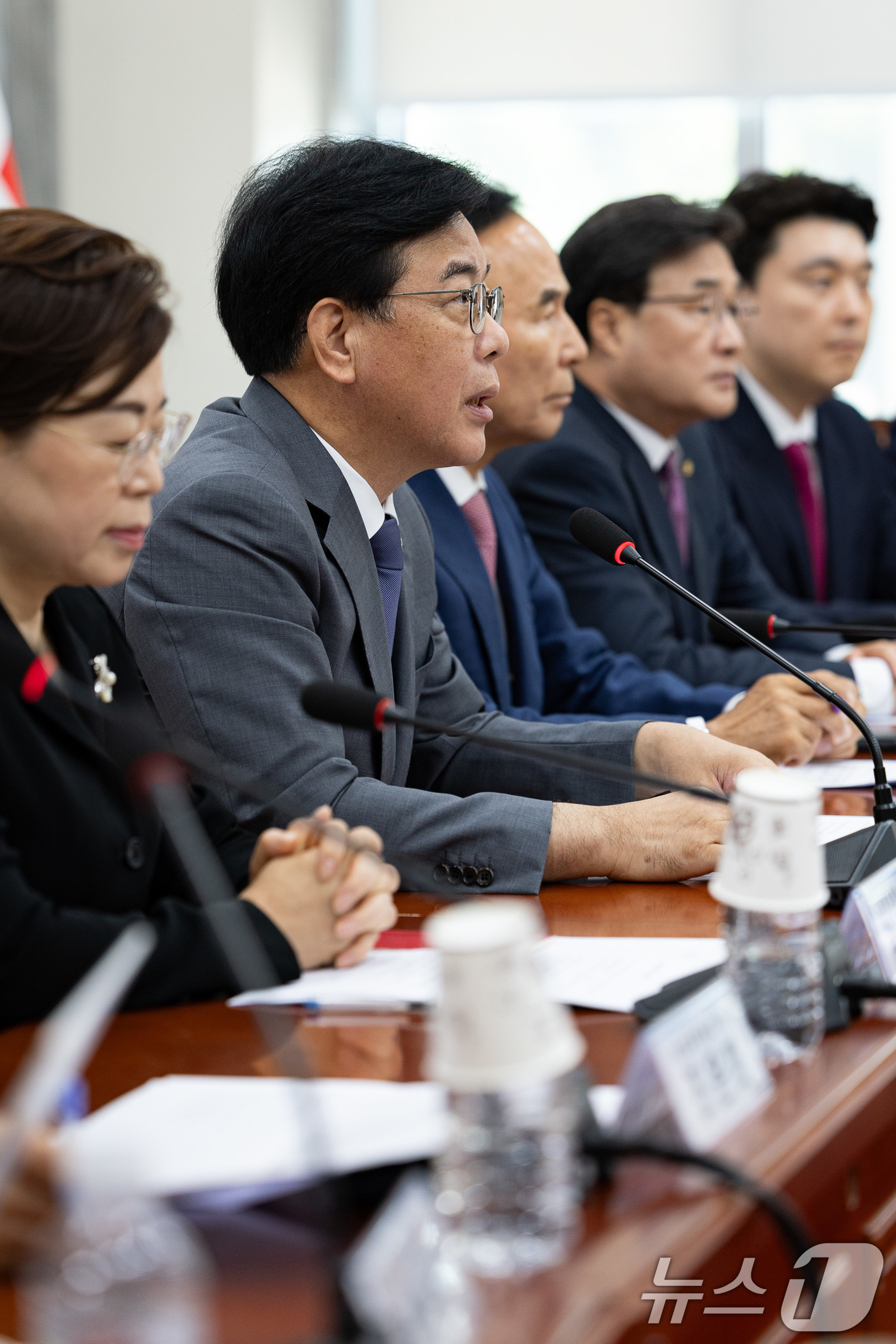 (서울=뉴스1) 유승관 기자 = 국민의힘 송언석 비상대책위원장 겸 원내대표가 10일 서울 여의도 국회에서 열린 비상대책위원회의에서 모두 발언을 하고 있다. 2025.7.10/뉴스1 …