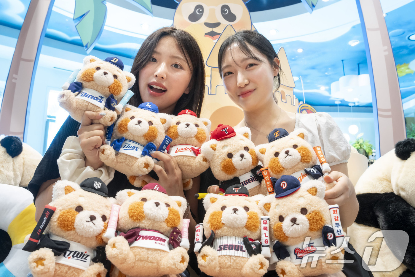 (서울=뉴스1) = 에버랜드는 KBO와 '레시앤프렌즈'가 콜라보 한 'KBO 최강레시 스토어'를 11일 오픈한다고 10일 밝혔다.모델들이 '최강레시' 한정판 굿즈 스토어에서 제품을 …