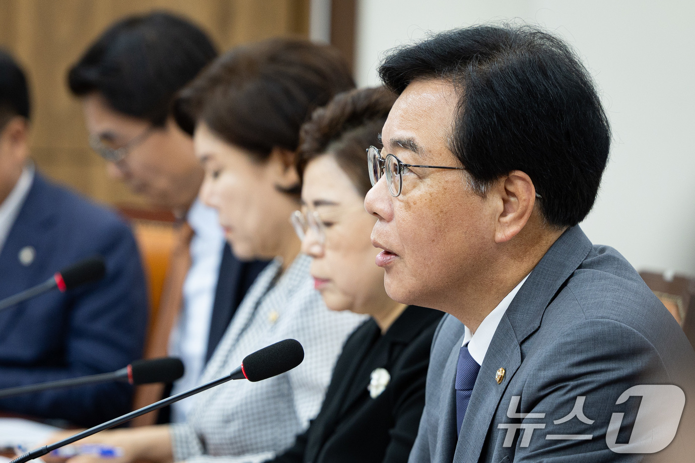 (서울=뉴스1) 유승관 기자 = 국민의힘 송언석 비상대책위원장 겸 원내대표가 10일 서울 여의도 국회에서 열린 비상대책위원회의에서 모두 발언을 하고 있다. 2025.7.10/뉴스1 …