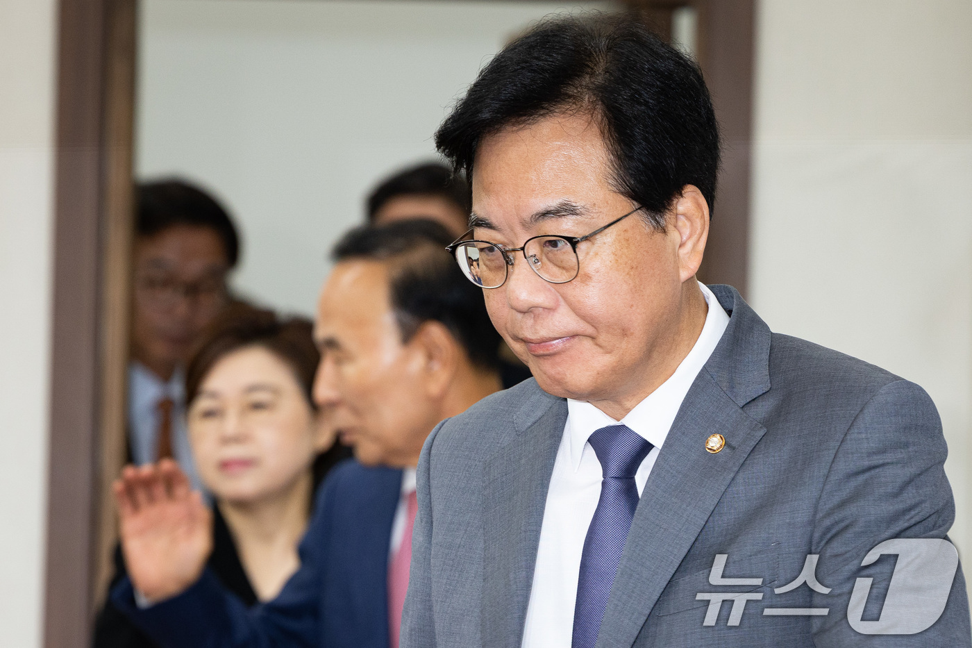 (서울=뉴스1) 유승관 기자 = 국민의힘 송언석 비상대책위원장 겸 원내대표가 10일 서울 여의도 국회에서 열린 비상대책위원회의에 참석하고 있다. 2025.7.10/뉴스1