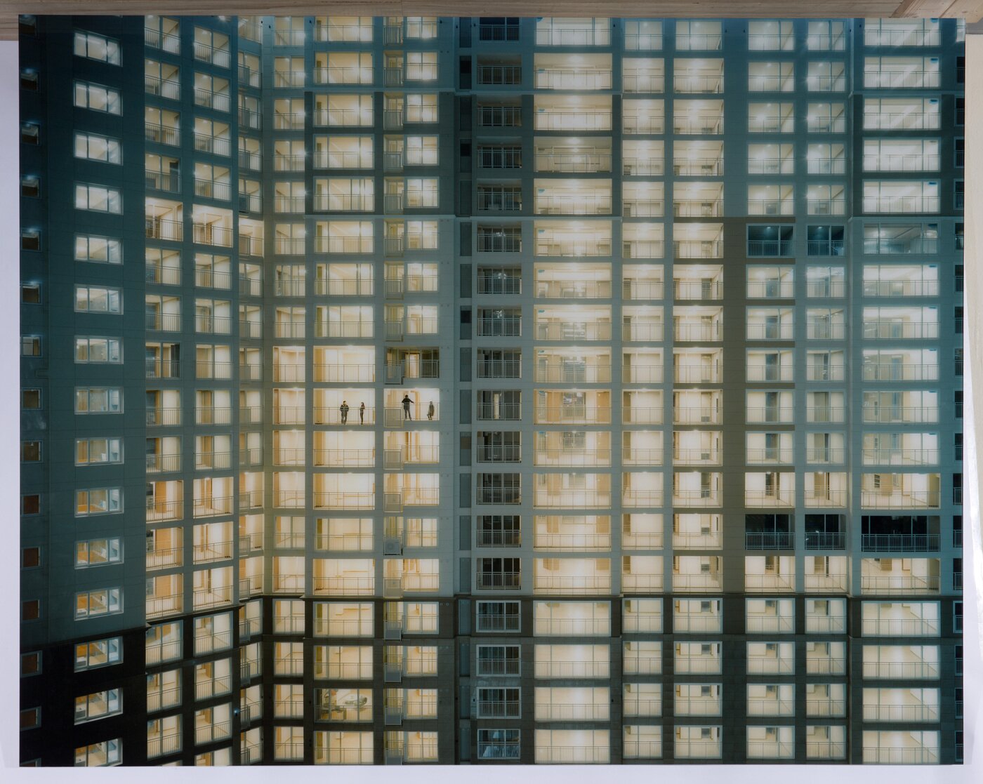 본문 이미지 - 권순관, Purifying the Behavior in Voluptuous Structure - 아파트 발코니에 서서 밖을 내다보는 남자와 아무런 말없이 남자를 바라보는 여자, 2008, 150x189cm, 디지털-C 프린트, 서울시립미술관 소장 (서울시립미술관 제공)