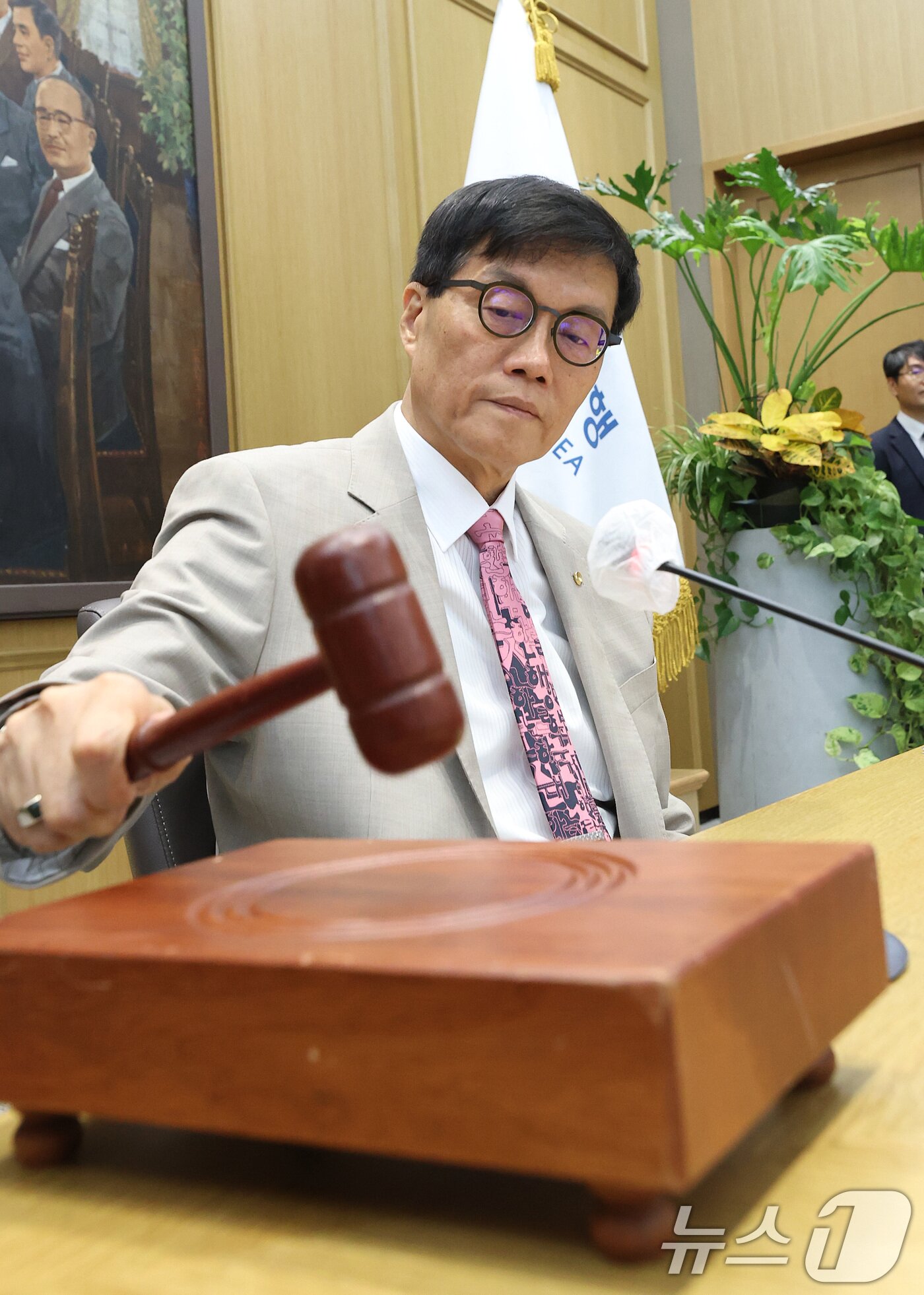 본문 이미지 - 이창용 한국은행 총재가 10일 오전 서울 중구 한국은행에서 열린 금융통화위원회 본회의에서 의사봉을 두드리고 있다. 2025.7.10/뉴스1 ⓒ News1 사진공동취재단