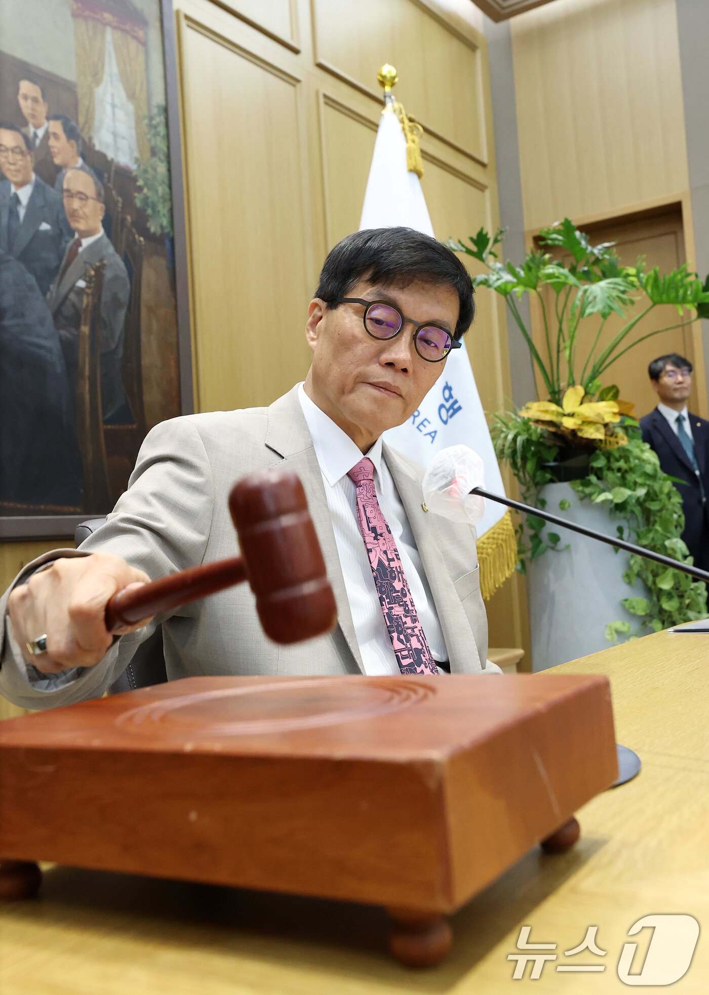 본문 이미지 - 이창용 한국은행 총재가 10일 오전 서울 중구 한국은행에서 열린 금융통화위원회 본회의에서 의사봉을 두드리고 있다. 2025.7.10/뉴스1 ⓒ News1 사진공동취재단