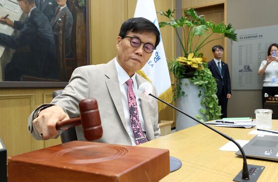 [속보] 기준금리 연 2.50%로 동결…5월 인하 후 숨고르기
