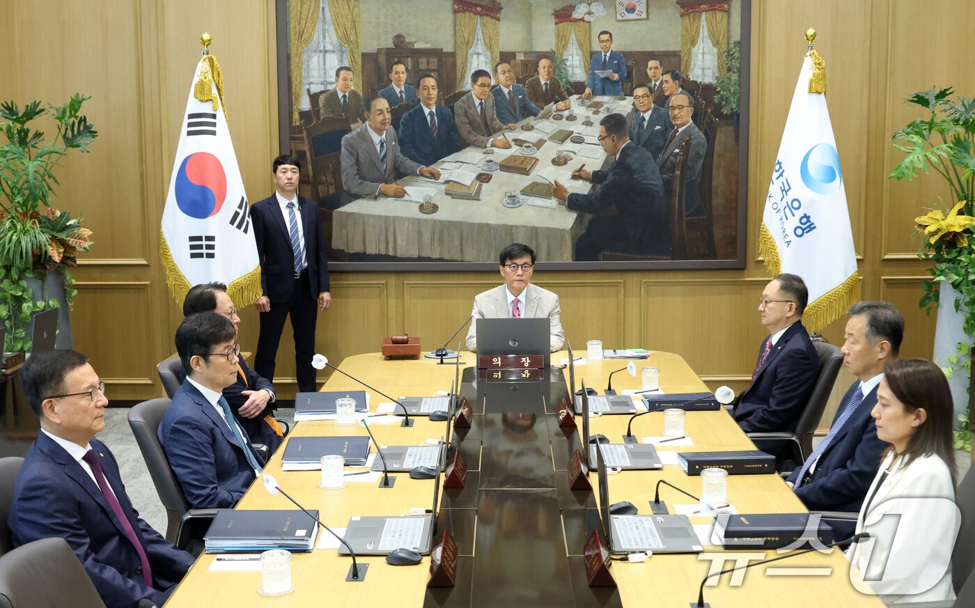 본문 이미지 - 이창용 한국은행 총재가 10일 오전 서울 중구 한국은행에서 열린 금융통화위원회 본회의를 주재하고 있다. 2025.7.10/뉴스1 ⓒ News1 사진공동취재단