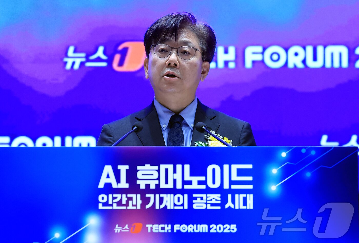 본문 이미지 - 이영섭 뉴스1 대표이사가 10일 오전 서울 여의도 한국거래소 컨퍼런스홀에서 &#39;AI 휴머노이드, 인간과 기계의 공존 시대&#39;를 주제로 열린 2025 뉴스1 테크포럼&#40;NTF&#41;에서 개회사를 하고 있다. 2025.7.10/뉴스1 ⓒ News1 박정호 기자