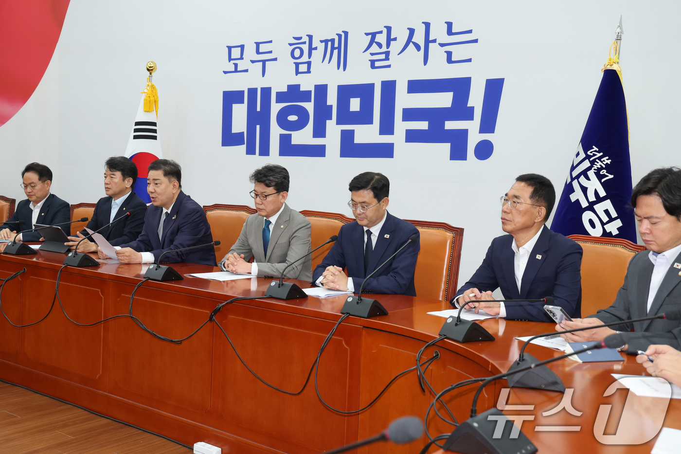 (서울=뉴스1) 안은나 기자 = 김병기 더불어민주당 대표 직무대행 겸 원내대표가 10일 오전 서울 여의도 국회에서 열린 정책조정회의에 참석해 모두 발언을 하고 있다. 2025.7. …