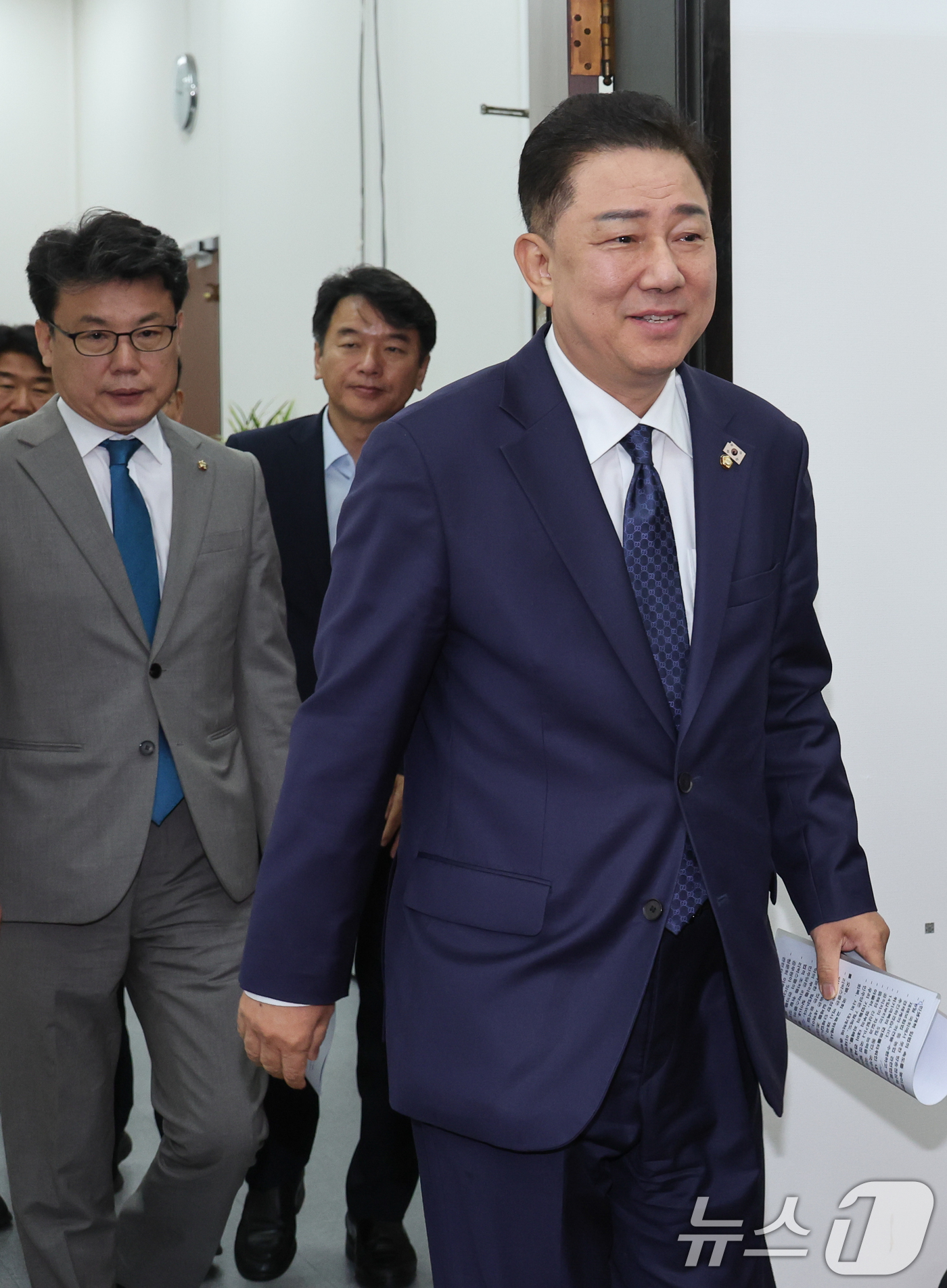 (서울=뉴스1) 안은나 기자 = 김병기 더불어민주당 대표 직무대행 겸 원내대표가 10일 오전 서울 여의도 국회에서 열린 정책조정회의에 입장하고 있다. 왼쪽부터 진성준 정책위의장, …