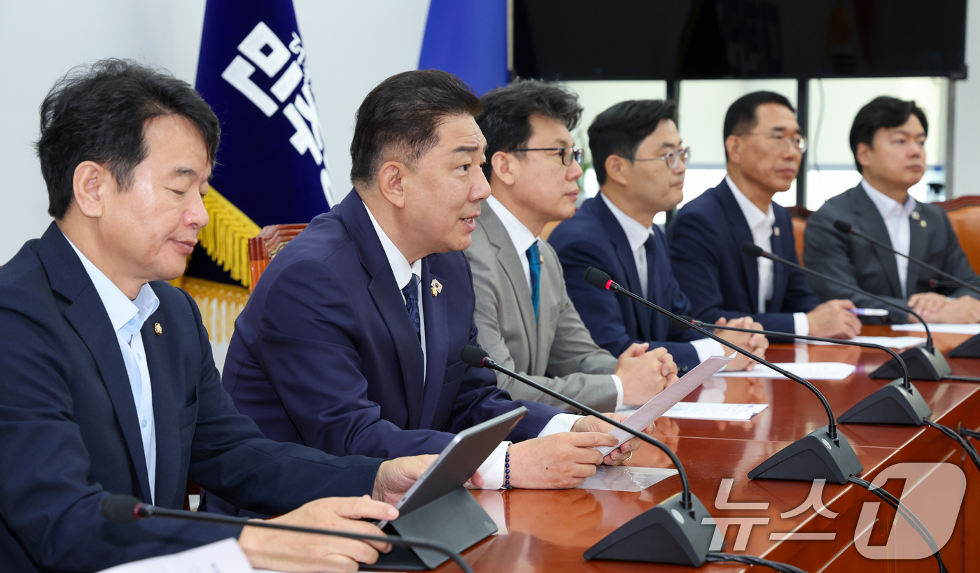 (서울=뉴스1) 안은나 기자 = 김병기 더불어민주당 대표 직무대행 겸 원내대표가 10일 오전 서울 여의도 국회에서 열린 정책조정회의에 참석해 모두 발언을 하고 있다. 2025.7. …