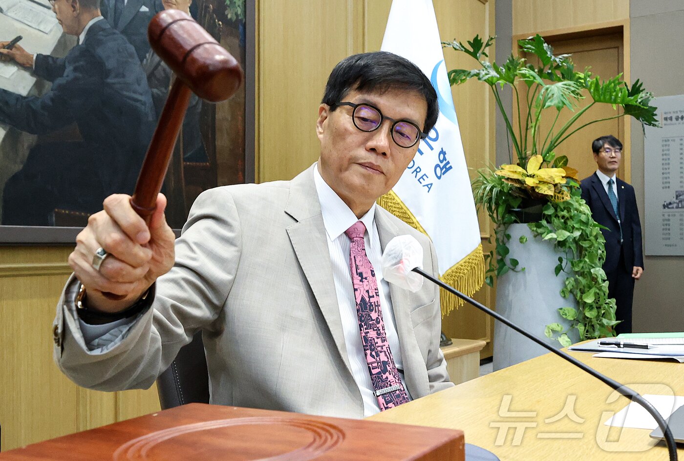 본문 이미지 - 이창용 한국은행 총재가 지난달 금융통화위원회 본회의에서 의사봉을 두드리고 있다. ⓒ News1 김도우 기자