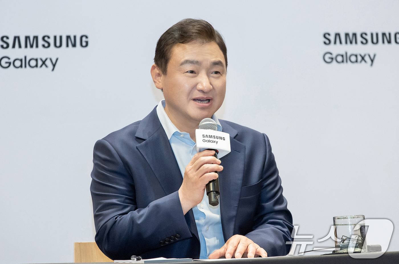 (서울=뉴스1) = 노태문 삼성전자 DX부문장 직무대행 사장이 지난 9일(현지시간) 미국 뉴욕에서 열린 '삼성 갤럭시 언팩 2025' 행사 직후 국내 기자간담회를 진행하고 있다. …